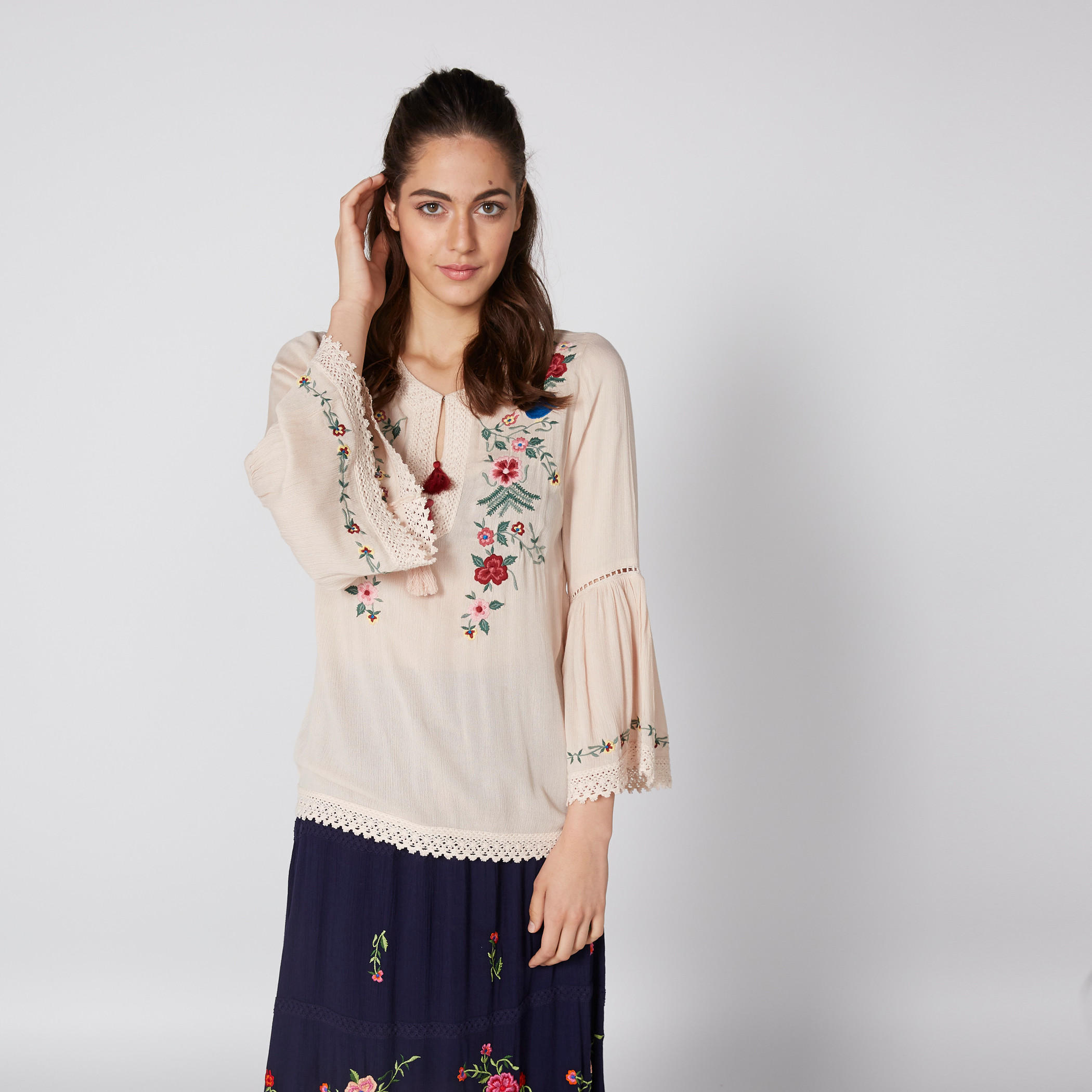 بلوزة مطرزة بياقة مستديرة وشرّابات-women-clothing-shirtsandblouses-blouses-image-4
