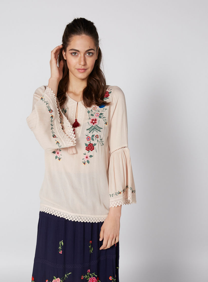 بلوزة مطرزة بياقة مستديرة وشرّابات-women-clothing-shirtsandblouses-blouses-image-4