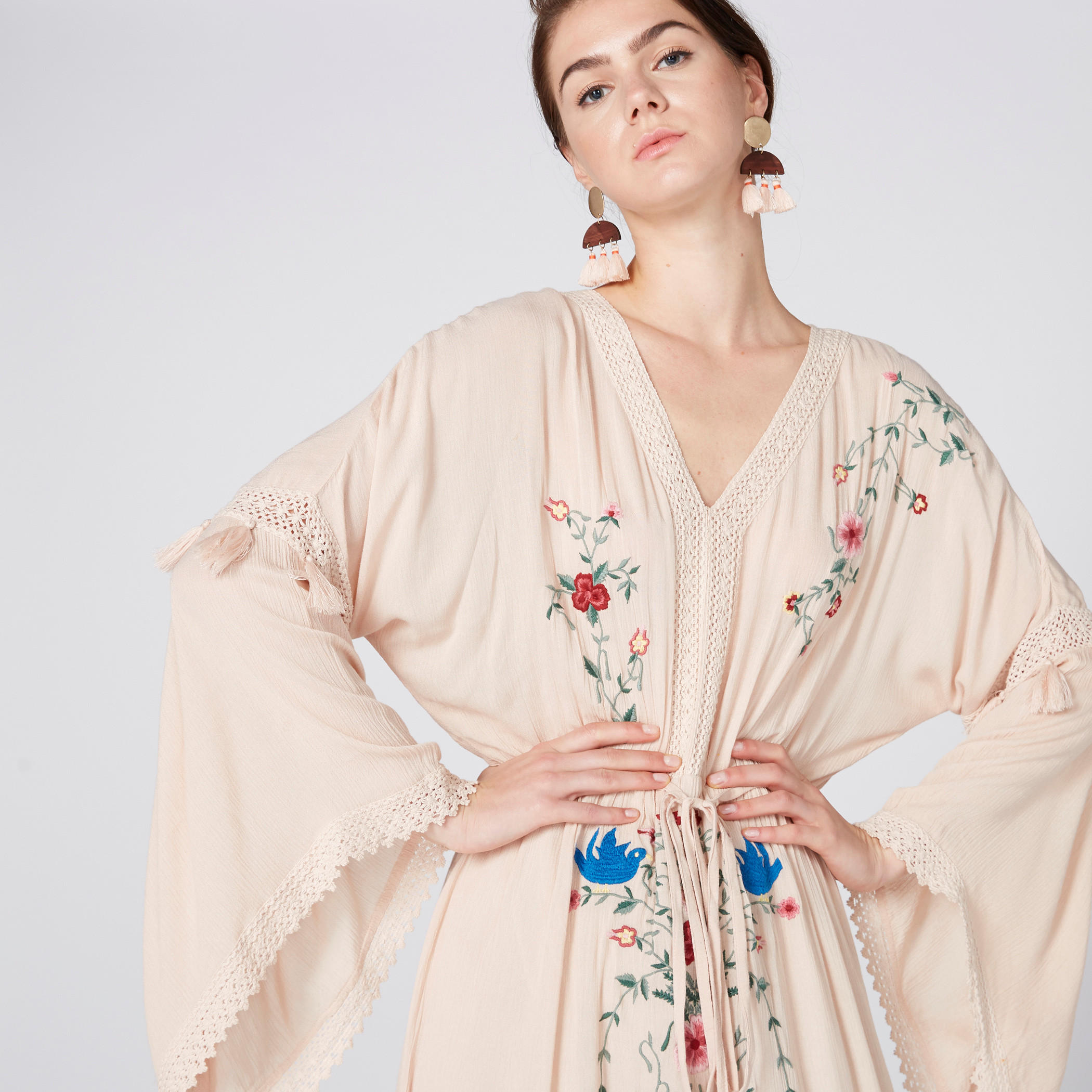 فستان طويل مطرّز بأكمام عريضة ورباط-women-clothing-dresses-image-1