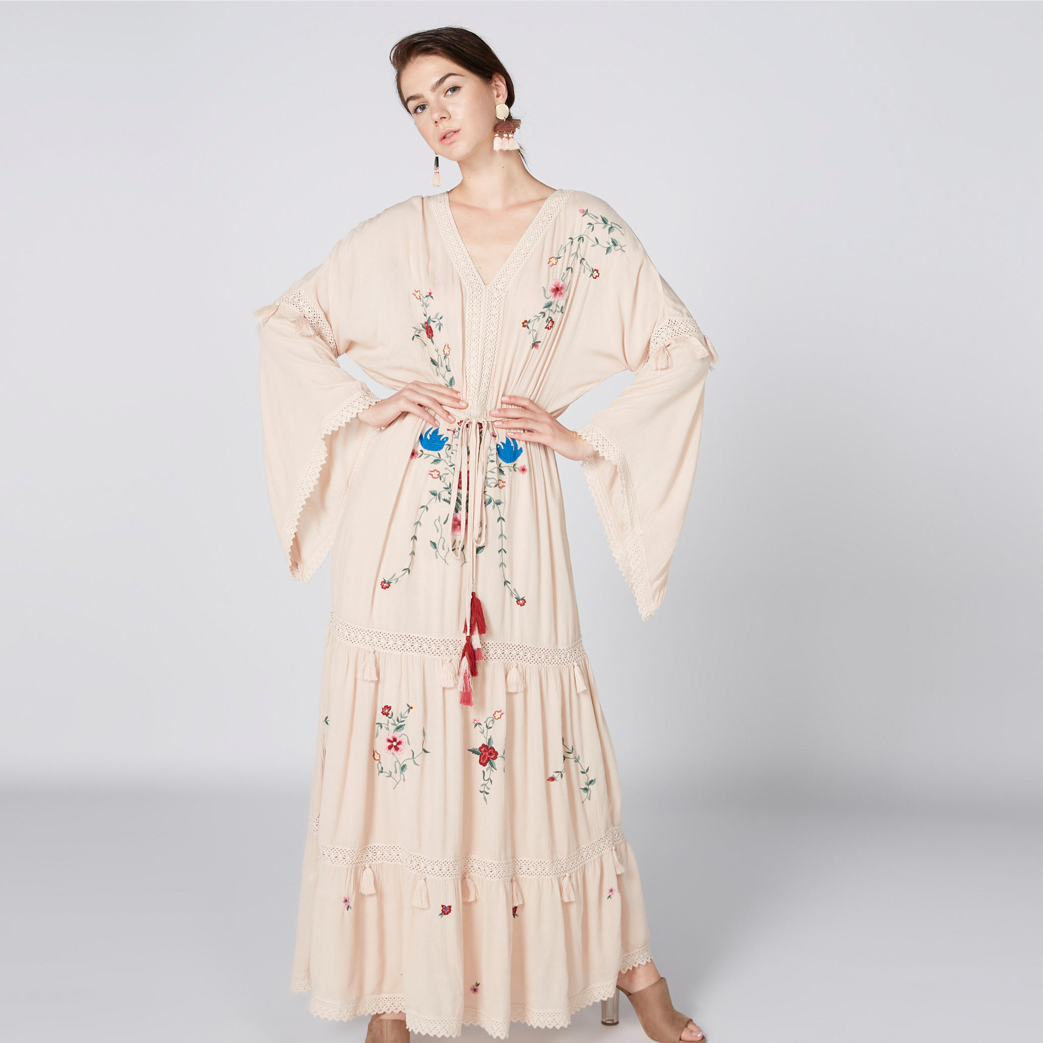 فستان طويل مطرّز بأكمام عريضة ورباط-women-clothing-dresses-image-2