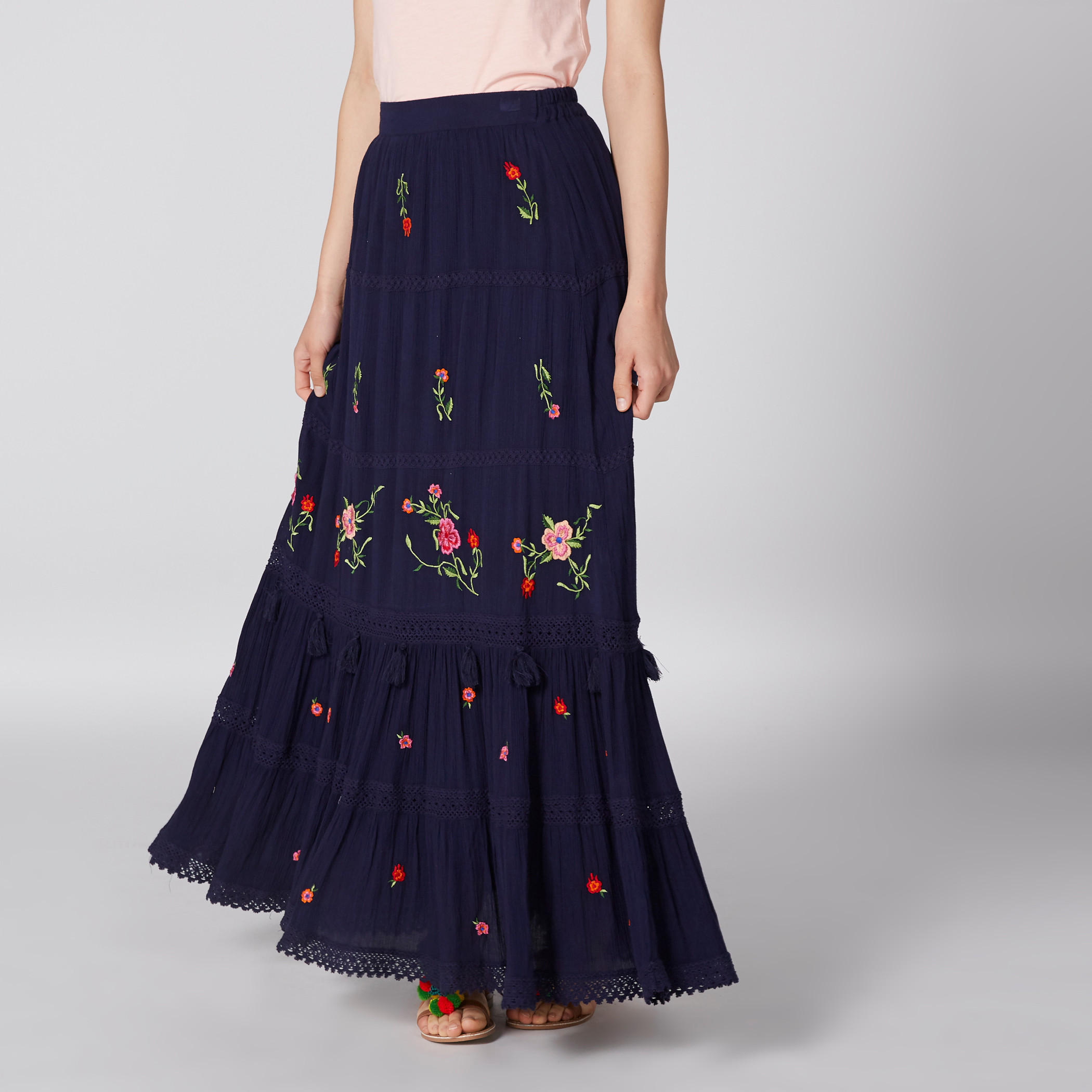 تنورة طويلة مطرّزة بخصر مطّاطي وشرّابات-women-clothing-bottoms-skirts-image-1