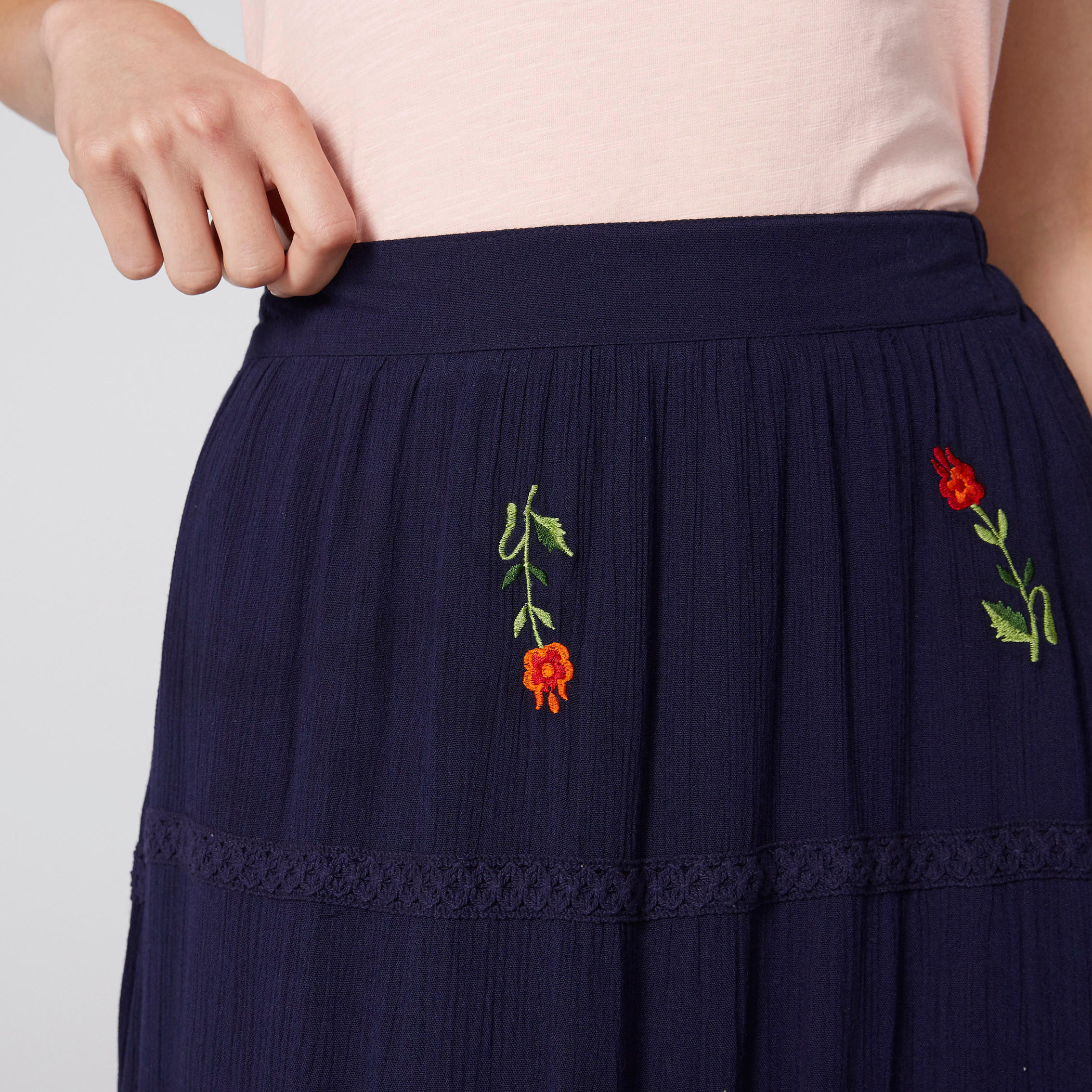 تنورة طويلة مطرّزة بخصر مطّاطي وشرّابات-women-clothing-bottoms-skirts-image-3