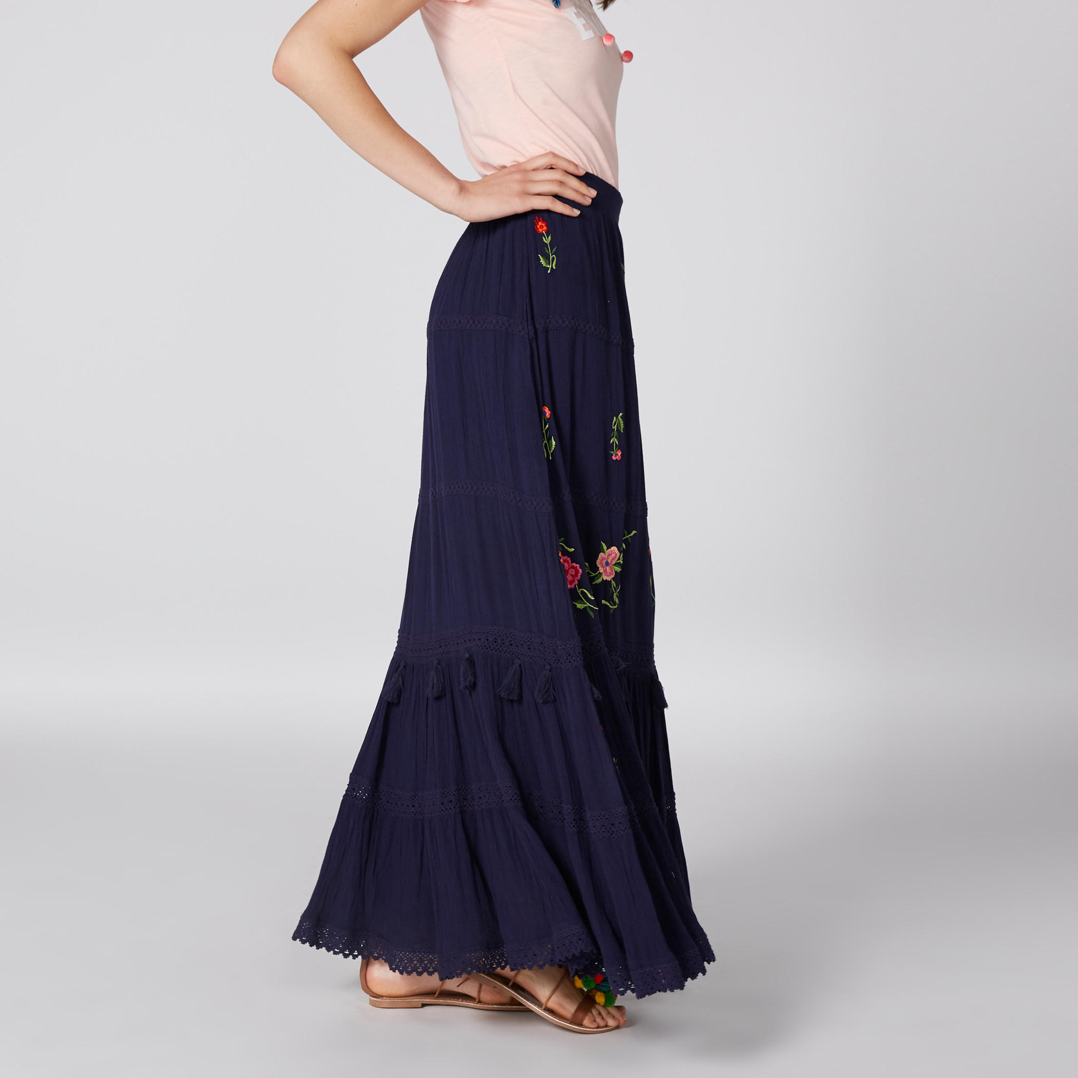 تنورة طويلة مطرّزة بخصر مطّاطي وشرّابات-women-clothing-bottoms-skirts-image-4