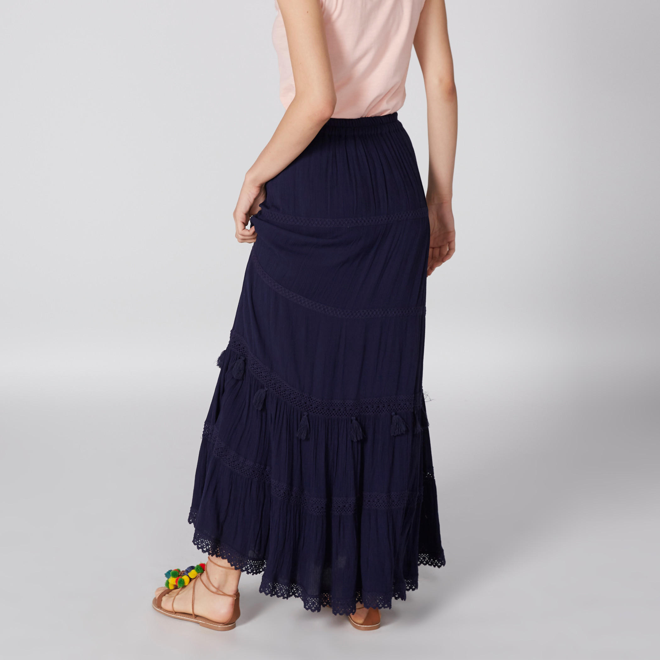 تنورة طويلة مطرّزة بخصر مطّاطي وشرّابات-women-clothing-bottoms-skirts-image-5