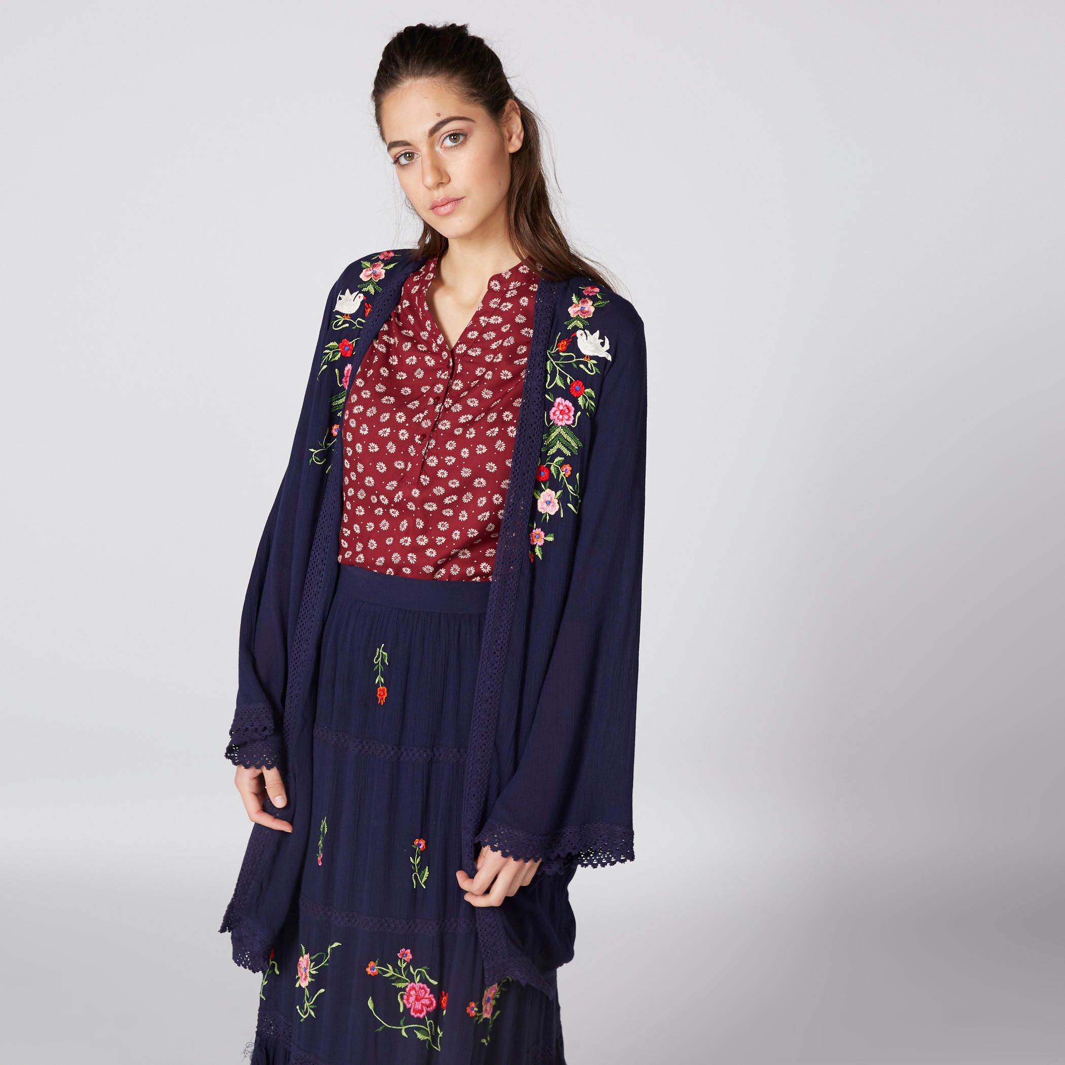 سترة طويلة مطرزة ومفتوحة من الأمام بأكمام طويلة-women-winterwear-cardigansandjumpers-cardigans-image-1