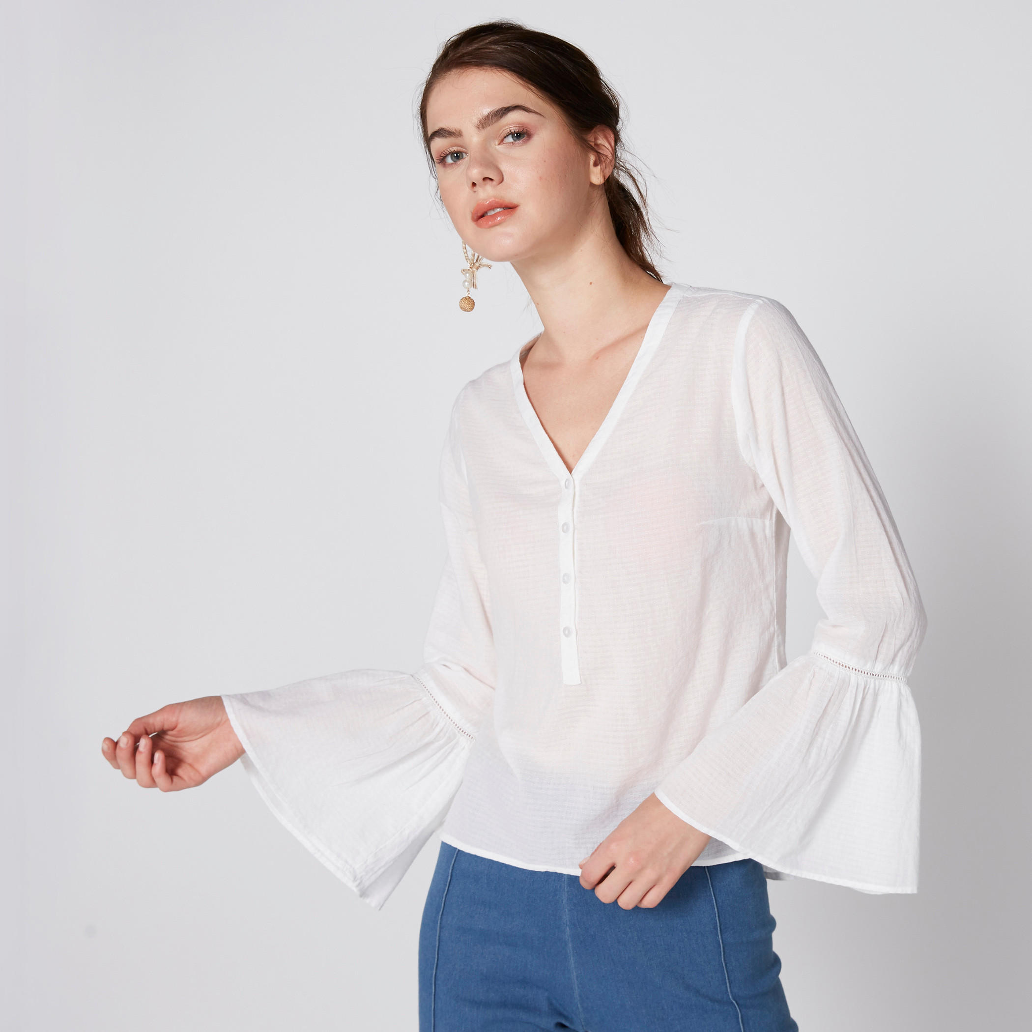 بلوزة بياقة V وأكمام عريضة-women-clothing-shirtsandblouses-blouses-image-1