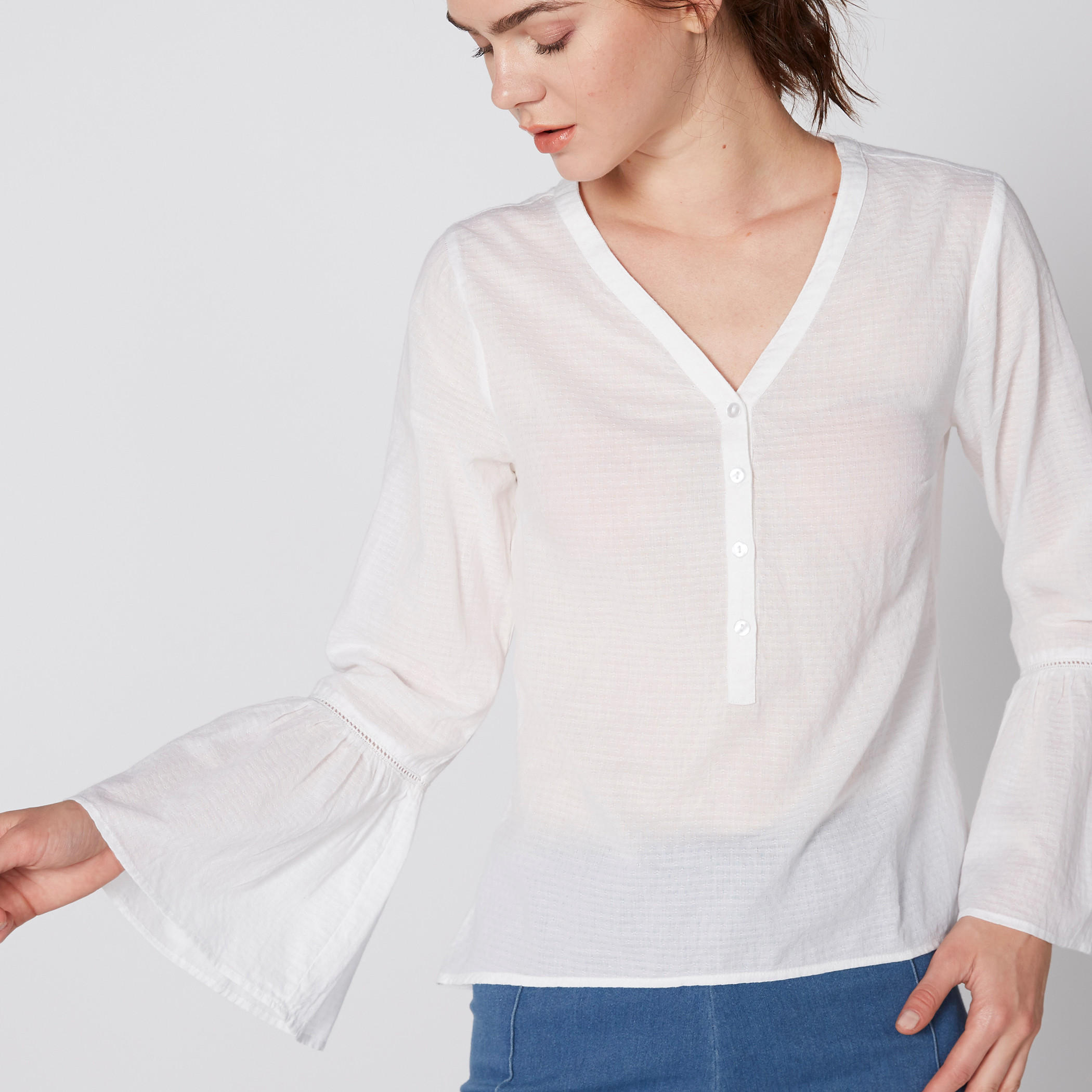 بلوزة بياقة V وأكمام عريضة-women-clothing-shirtsandblouses-blouses-image-3