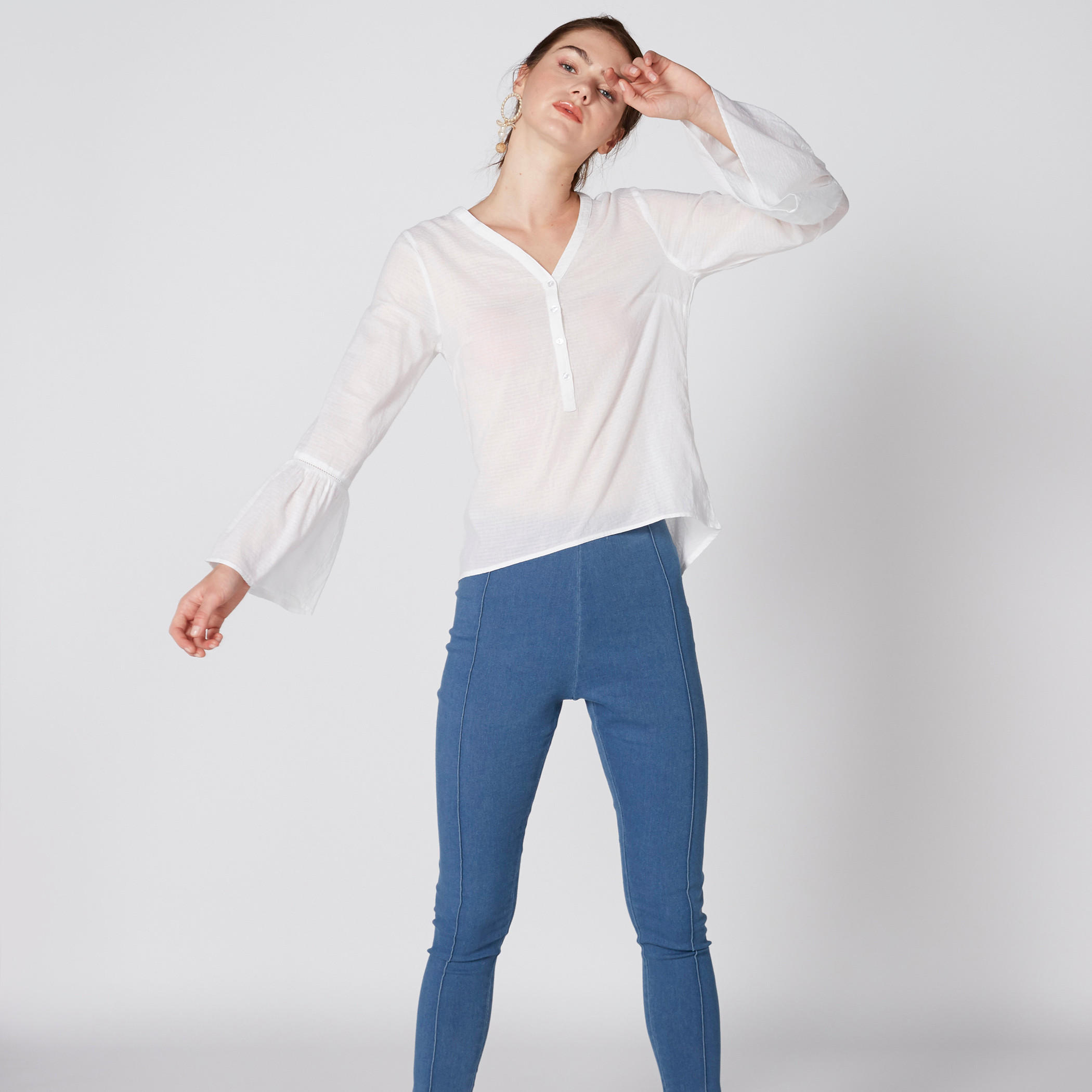 بلوزة بياقة V وأكمام عريضة-women-clothing-shirtsandblouses-blouses-image-4