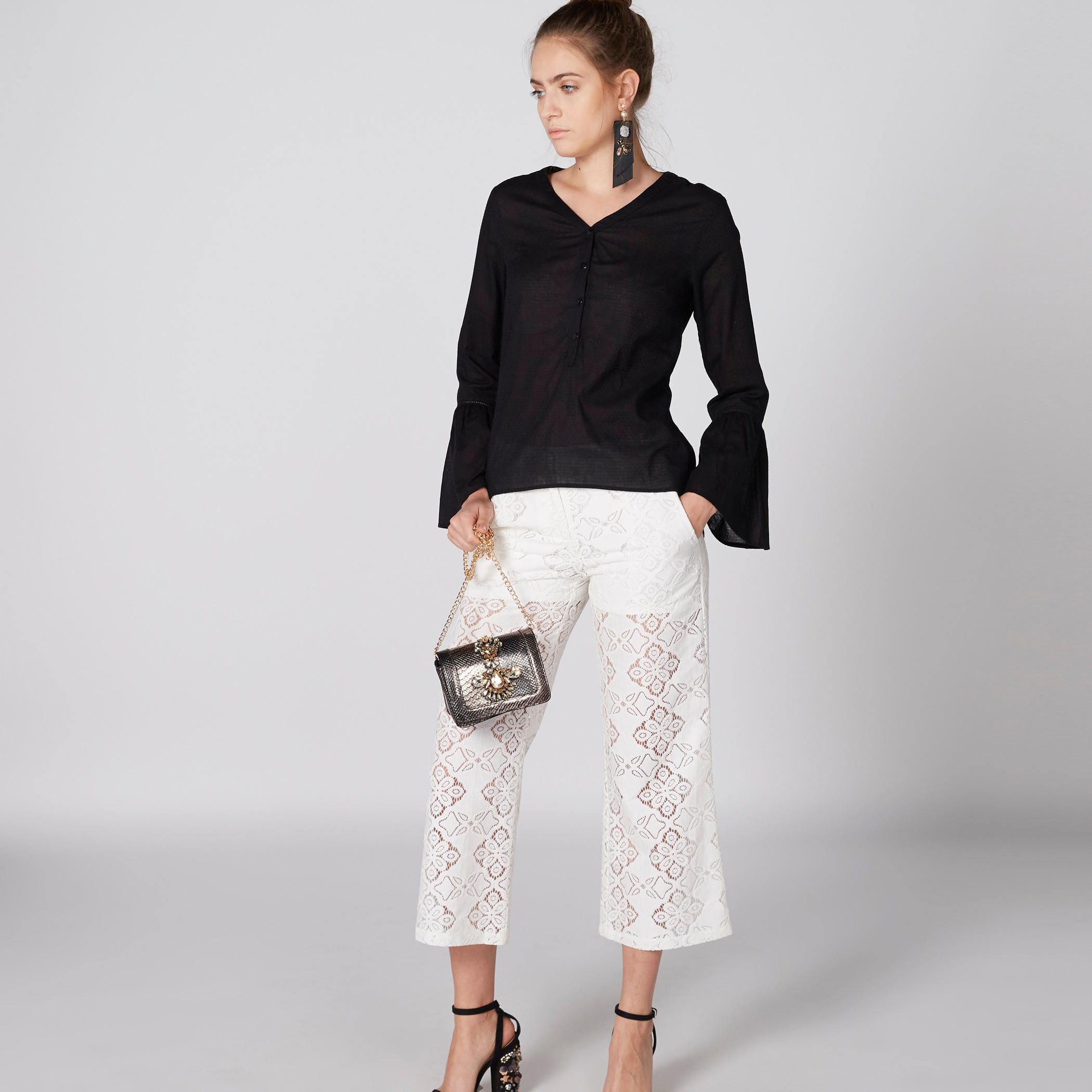 بلوزة بياقة V وأكمام واسعة-women-clothing-shirtsandblouses-blouses-image-1