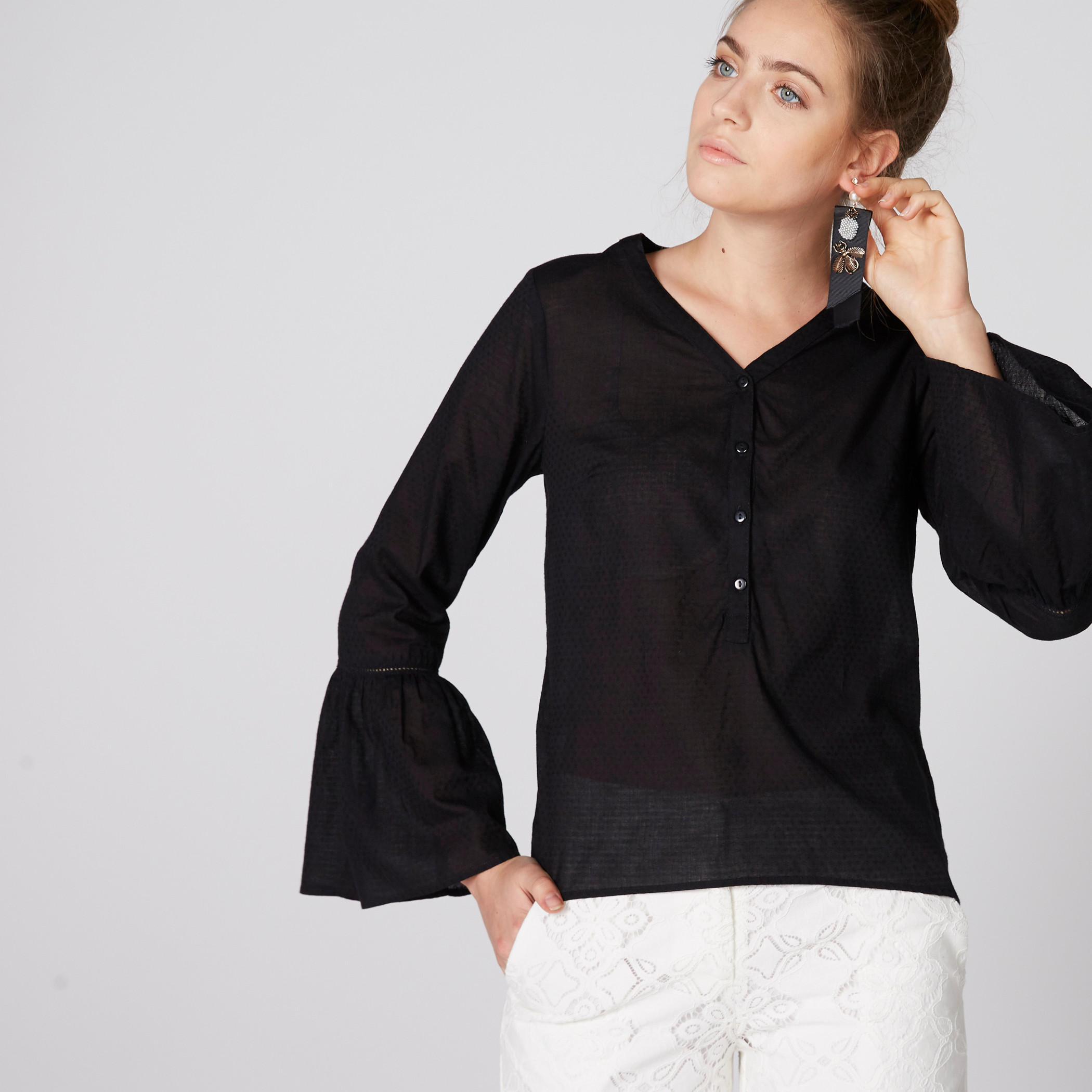 بلوزة بياقة V وأكمام واسعة-women-clothing-shirtsandblouses-blouses-image-3