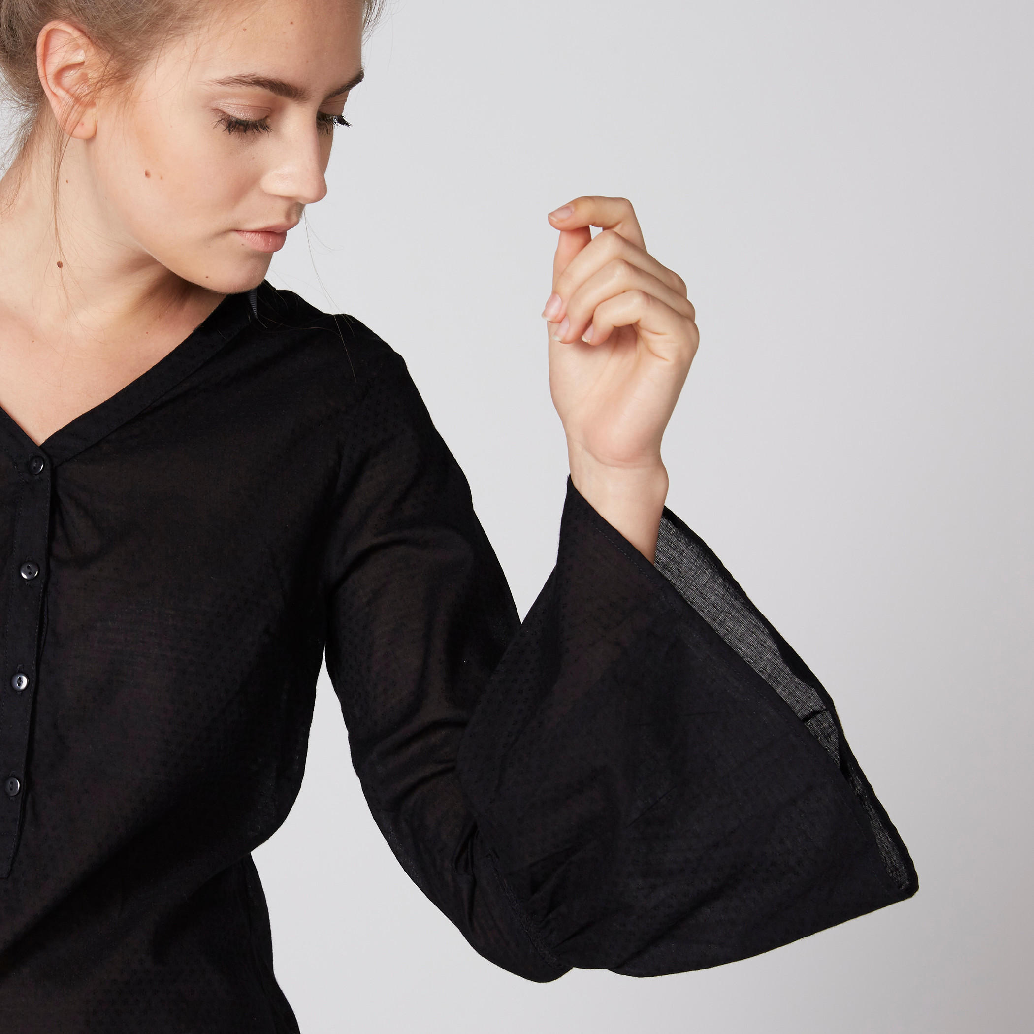 بلوزة بياقة V وأكمام واسعة-women-clothing-shirtsandblouses-blouses-image-4