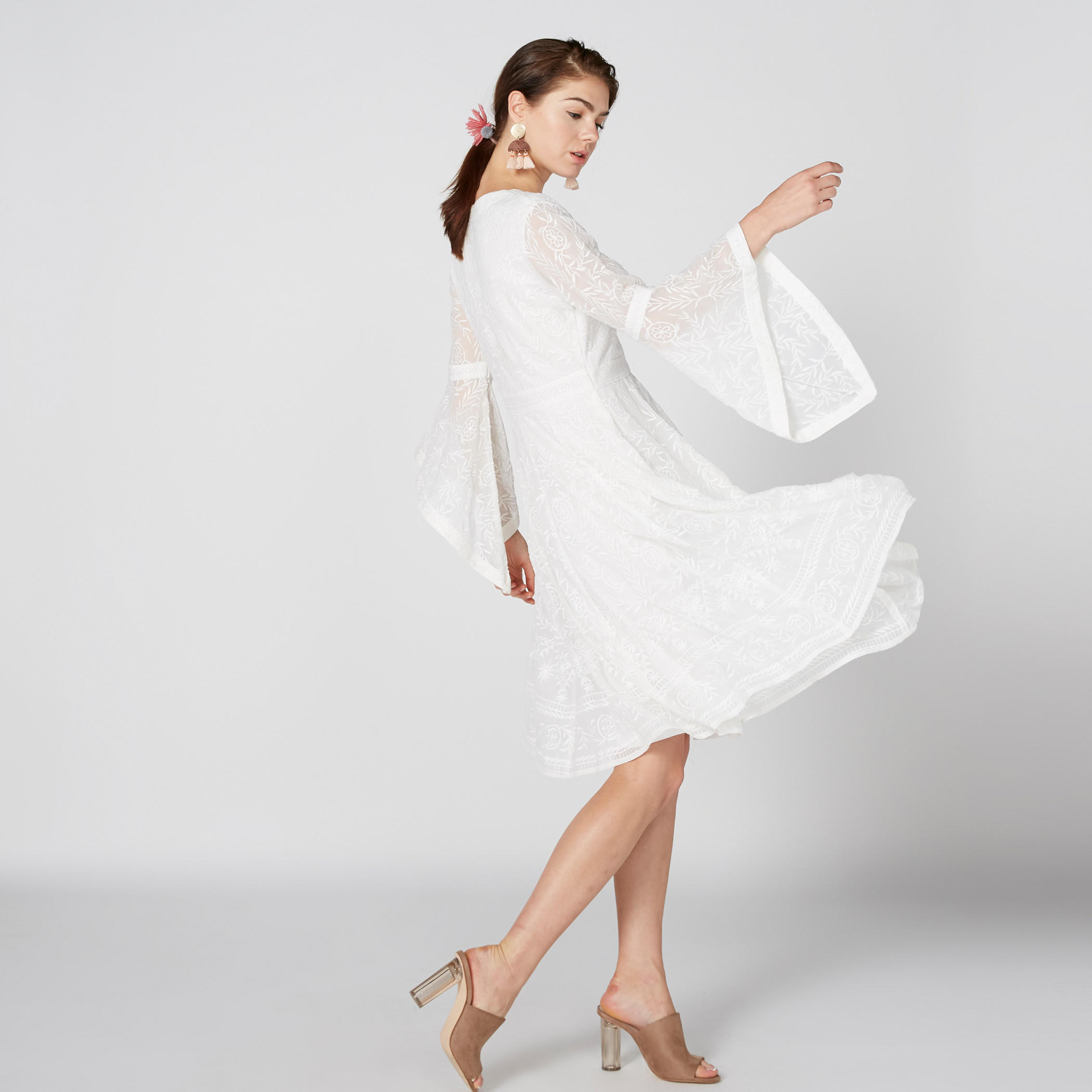 فستان مطرّز متوسط الطول بياقة V وأكمام كشكش-women-clothing-dresses-image-1