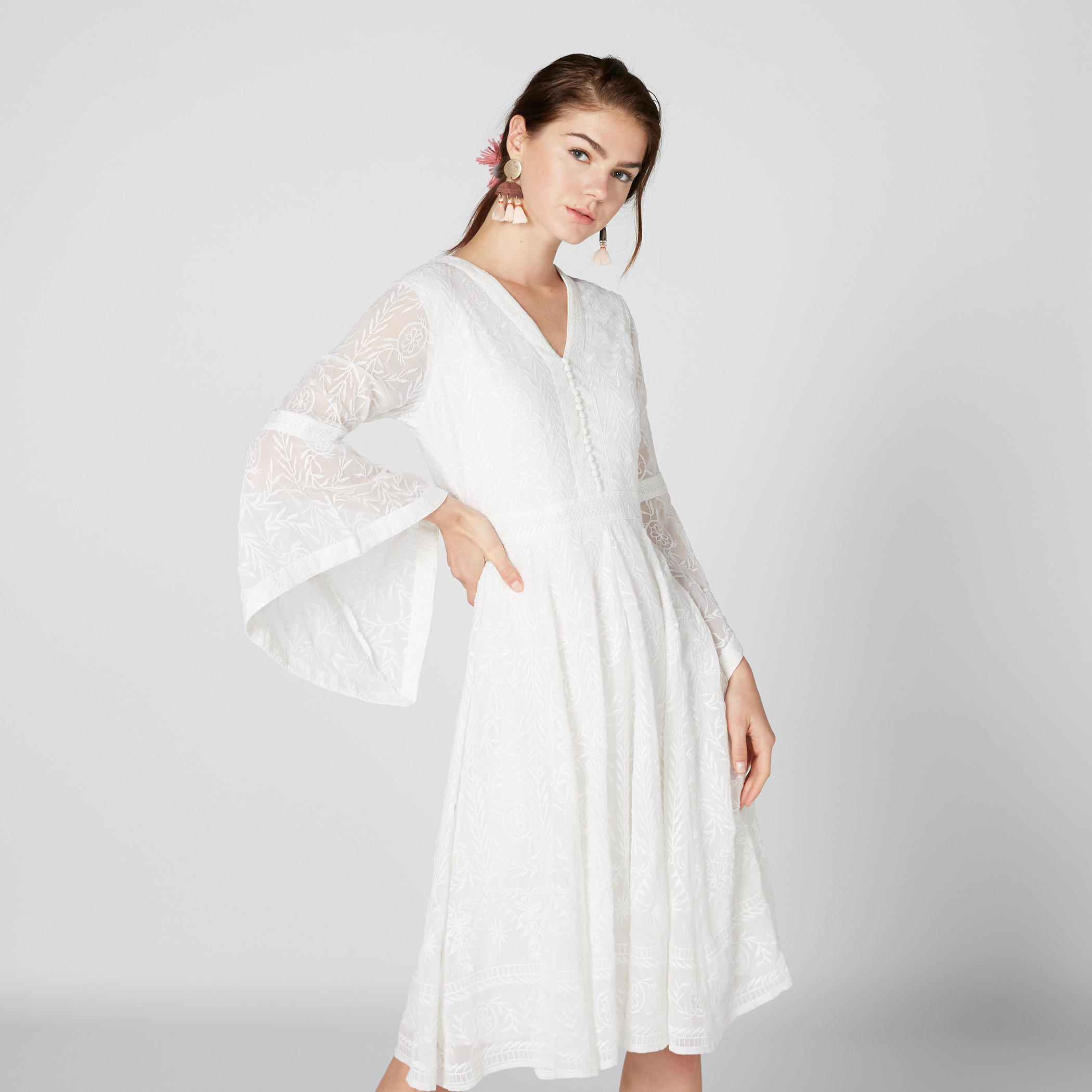 فستان مطرّز متوسط الطول بياقة V وأكمام كشكش-women-clothing-dresses-image-2