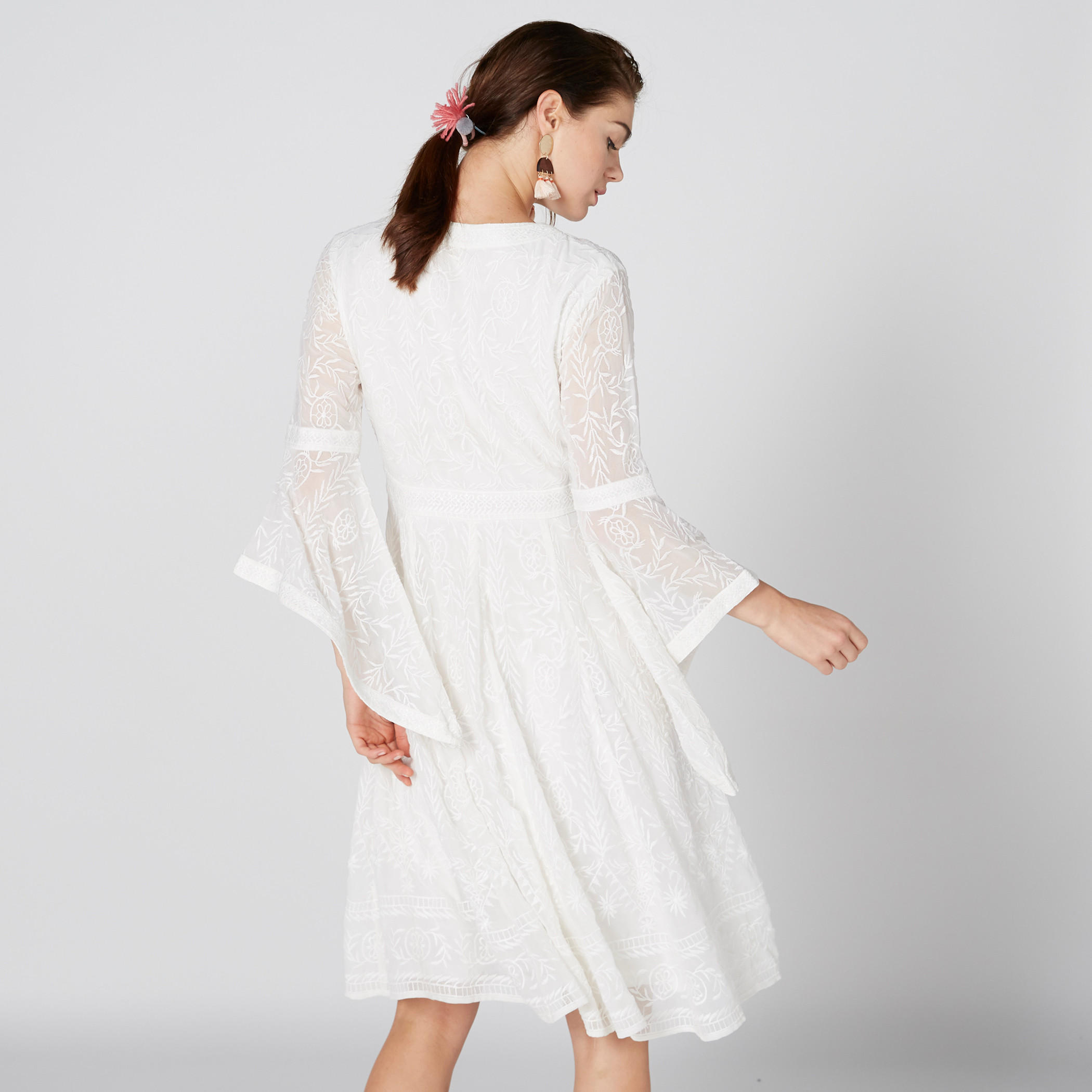 فستان مطرّز متوسط الطول بياقة V وأكمام كشكش-women-clothing-dresses-image-3