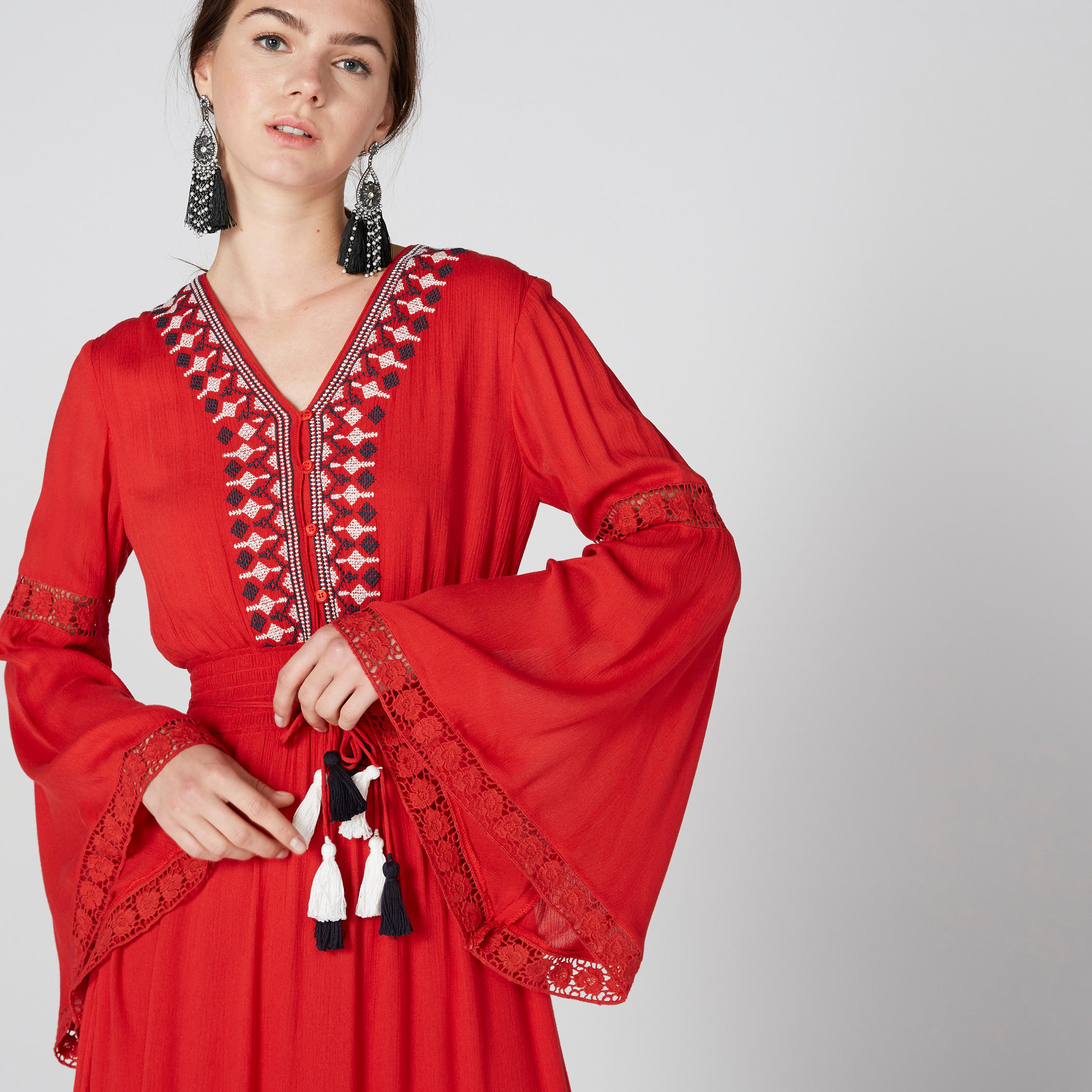 فستان طويل مطرّز بياقة V وأكمام عريضة-women-clothing-dresses-image-1