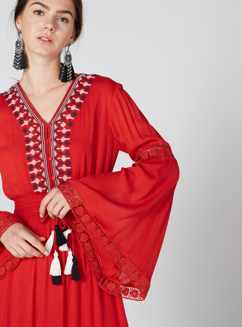 فستان طويل مطرّز بياقة V وأكمام عريضة-women-clothing-dresses-image-1