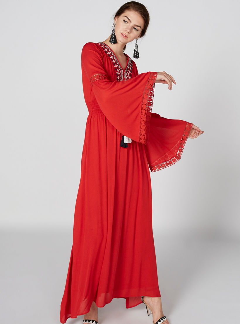 فستان طويل مطرّز بياقة V وأكمام عريضة-women-clothing-dresses-image-3