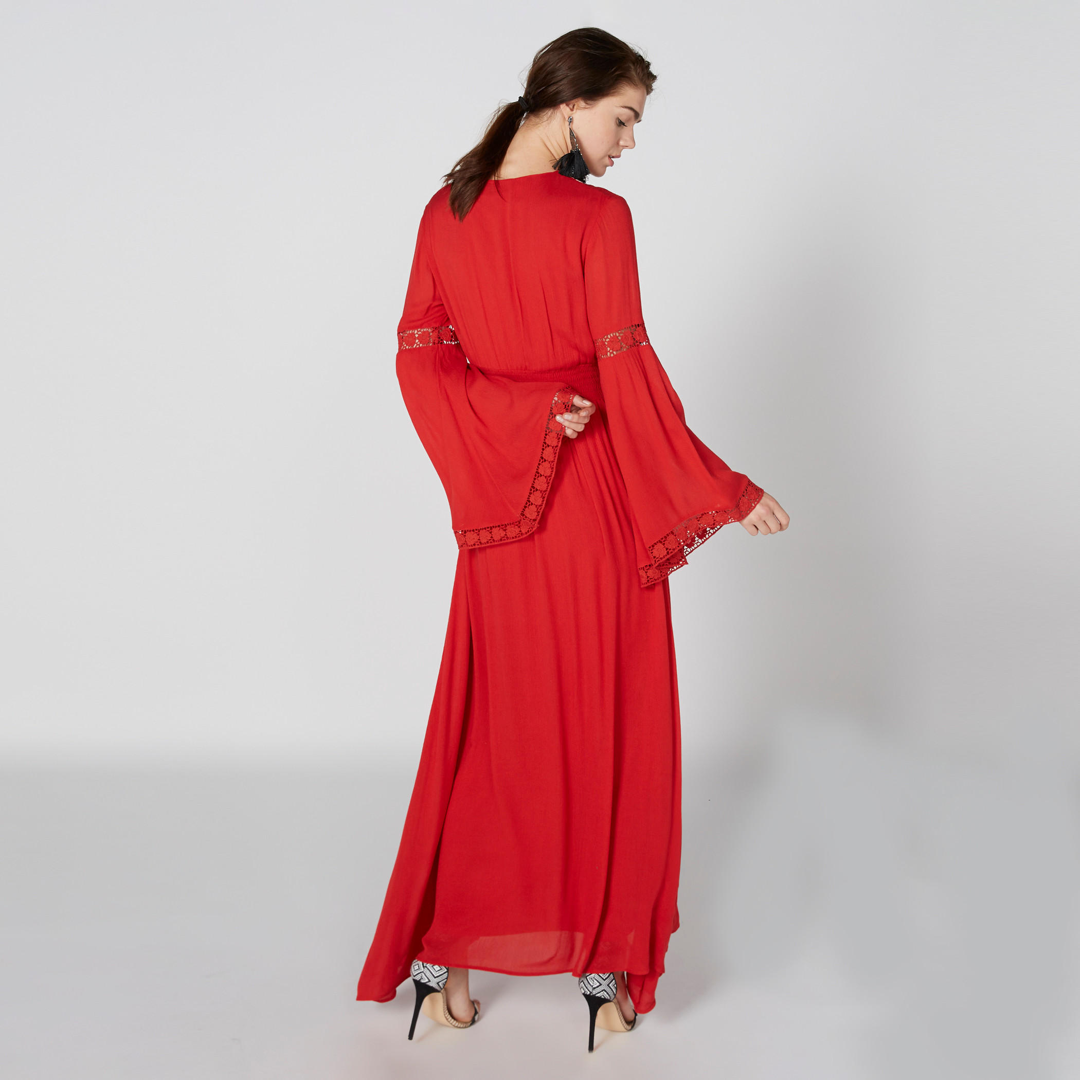 فستان طويل مطرّز بياقة V وأكمام عريضة-women-clothing-dresses-image-4