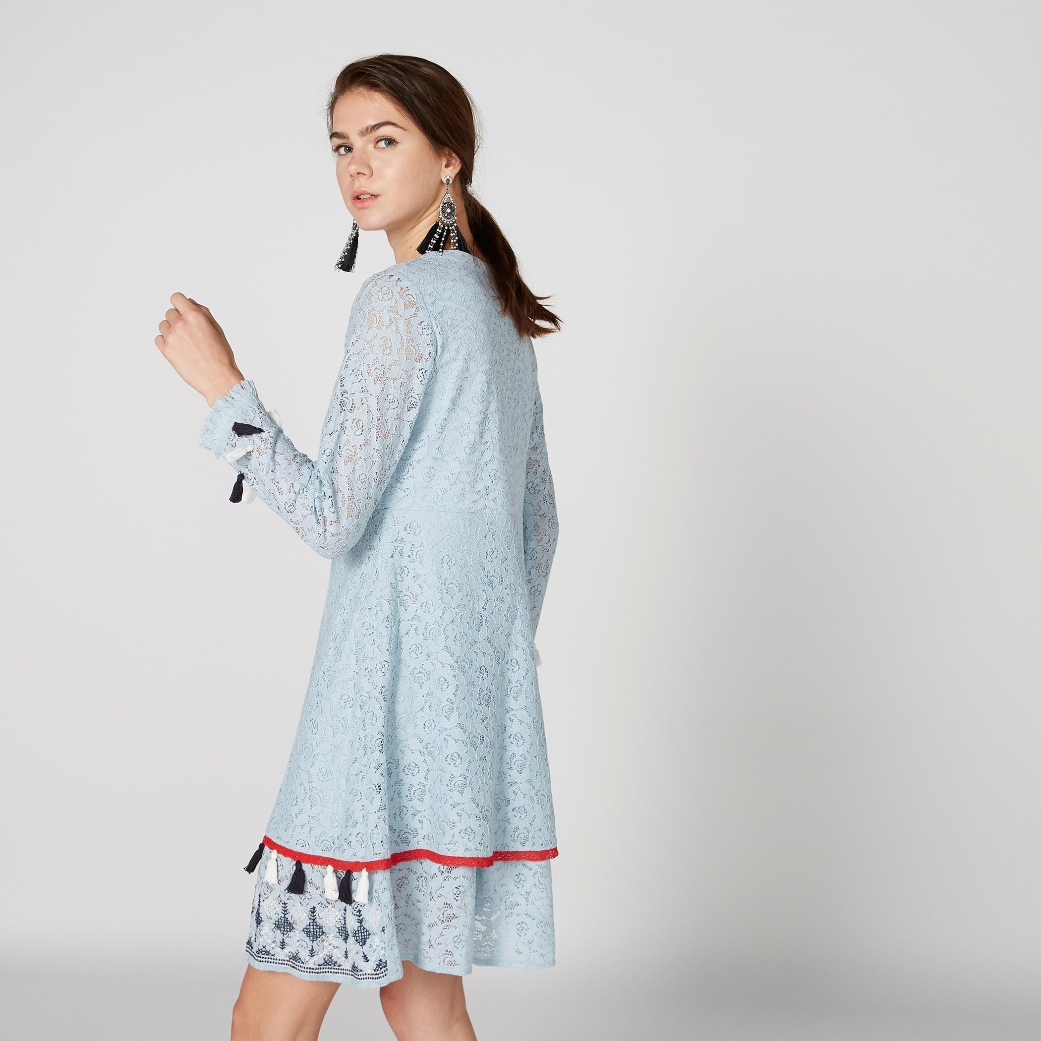 فستان متوسط الطول بأكمام طويلة وشرّابات وتفاصيل دانتيل-women-clothing-dresses-image-2