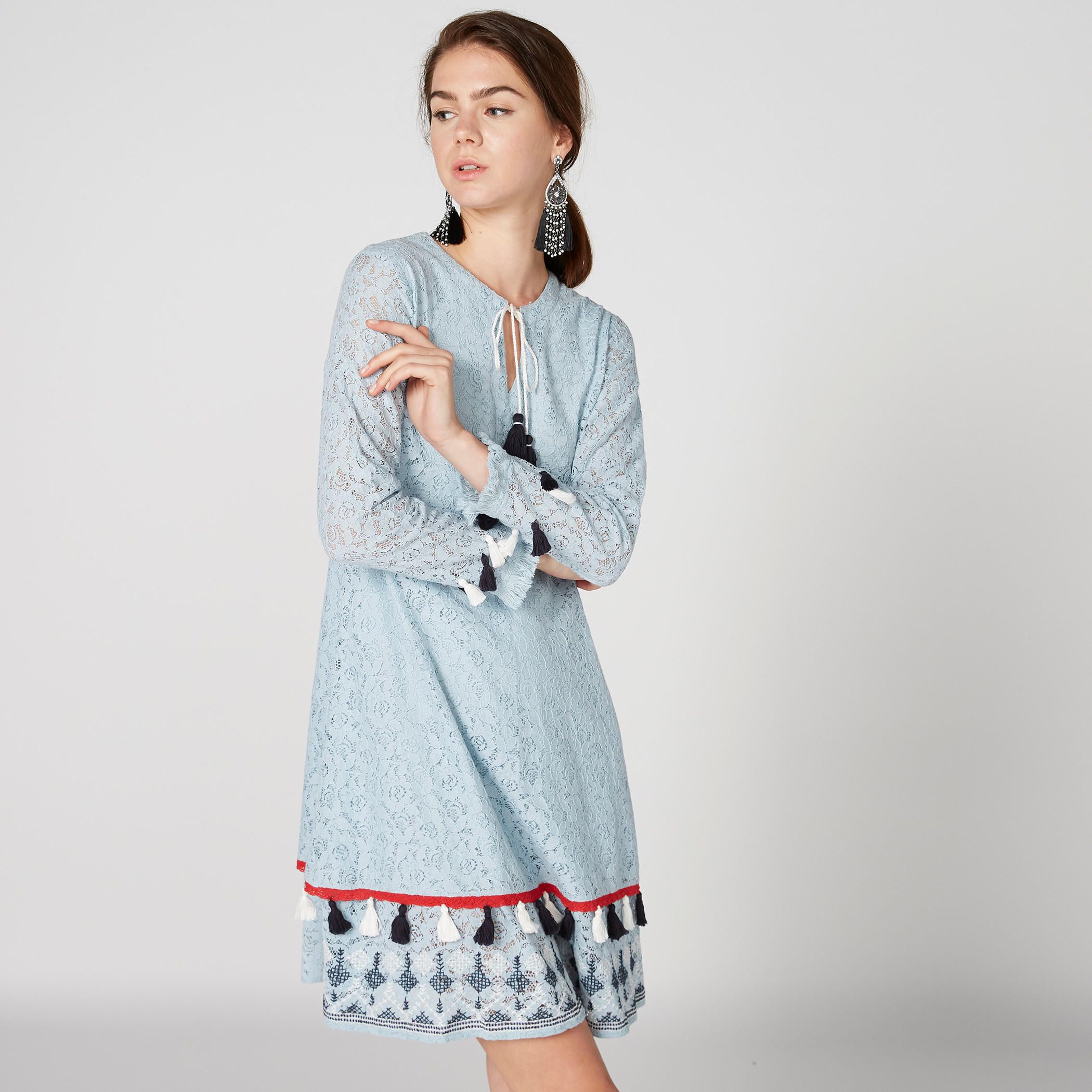 فستان متوسط الطول بأكمام طويلة وشرّابات وتفاصيل دانتيل-women-clothing-dresses-image-3