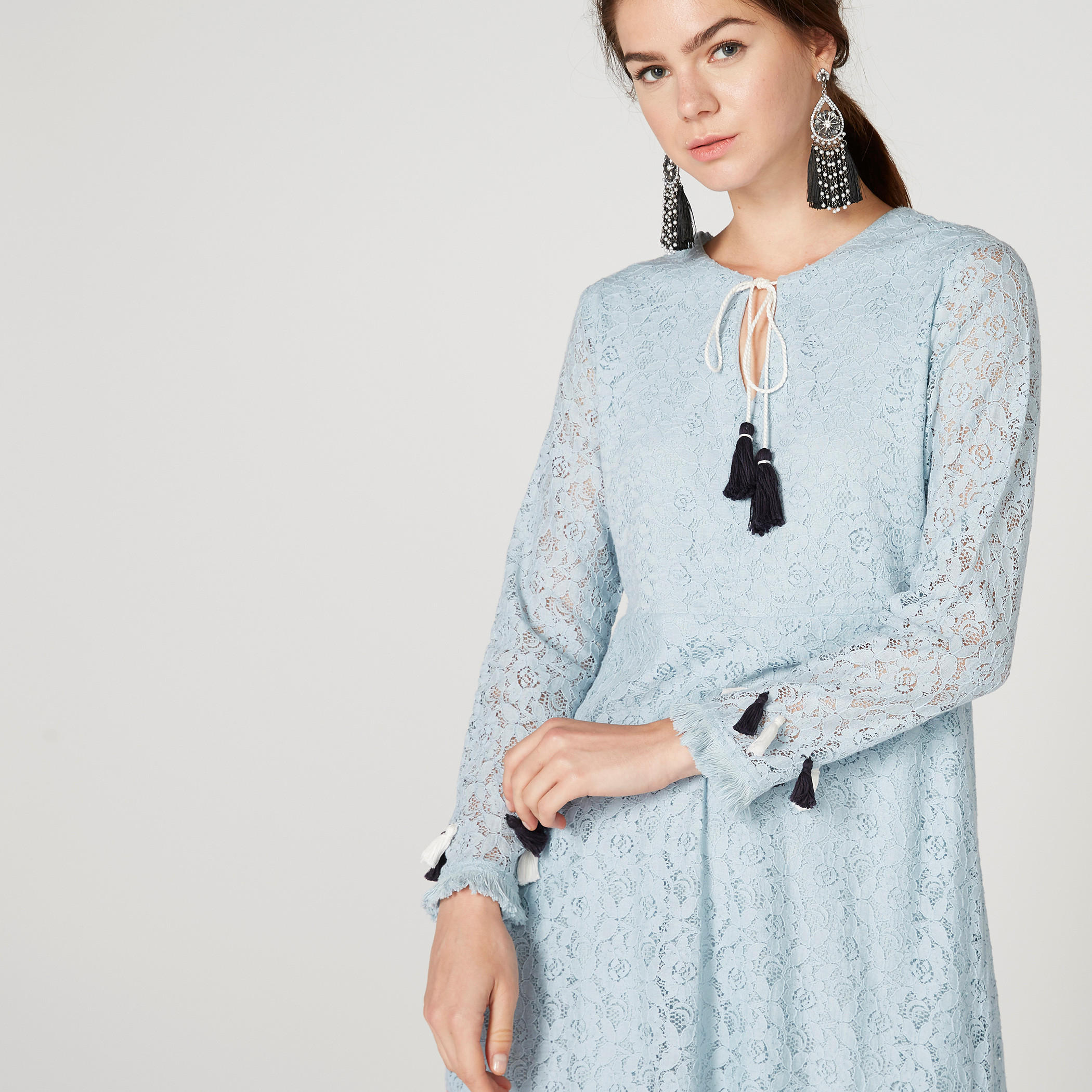 فستان متوسط الطول بأكمام طويلة وشرّابات وتفاصيل دانتيل-women-clothing-dresses-image-4