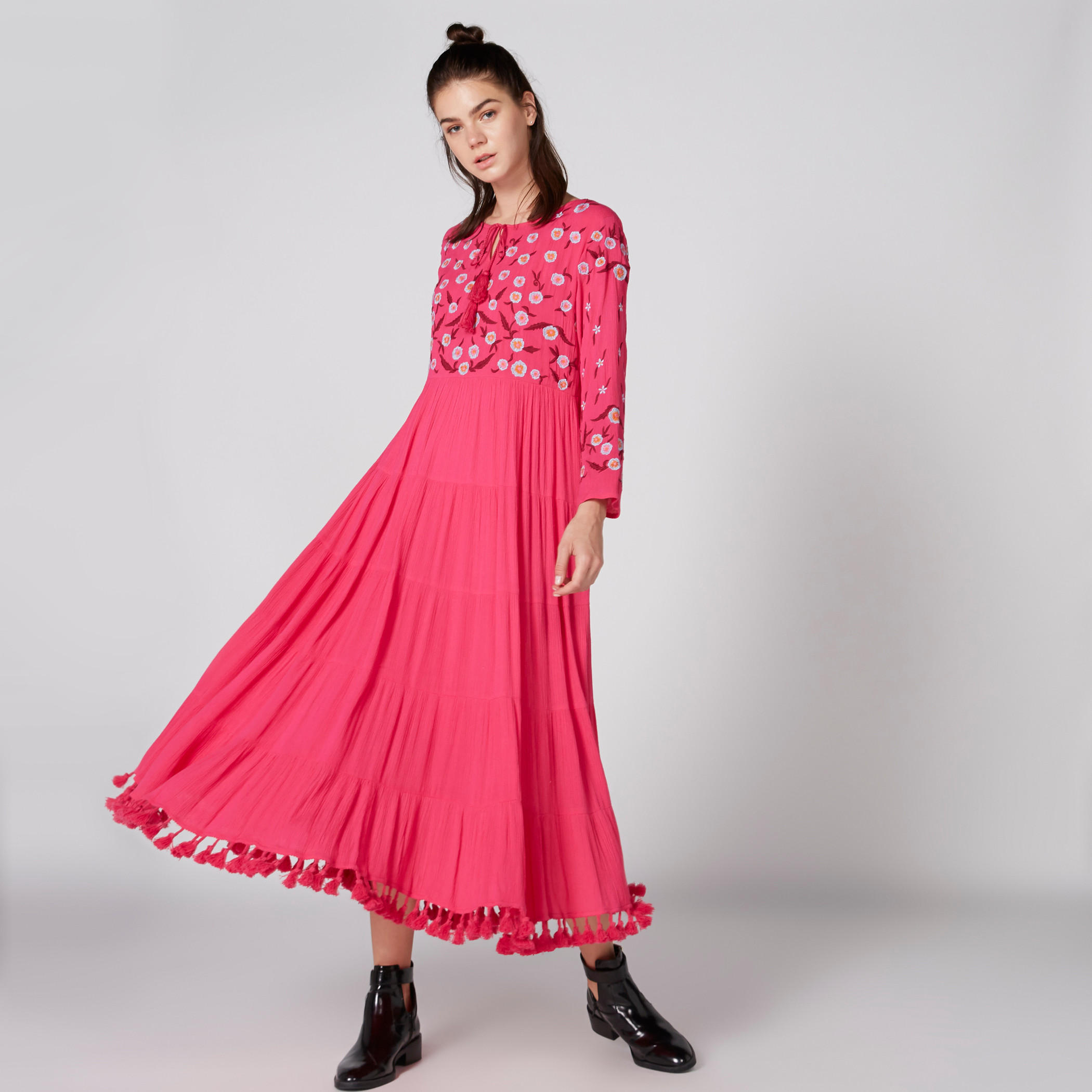 فستان طويل مطرّز بأكمام طويلة وشرّابات-women-clothing-dresses-image-1
