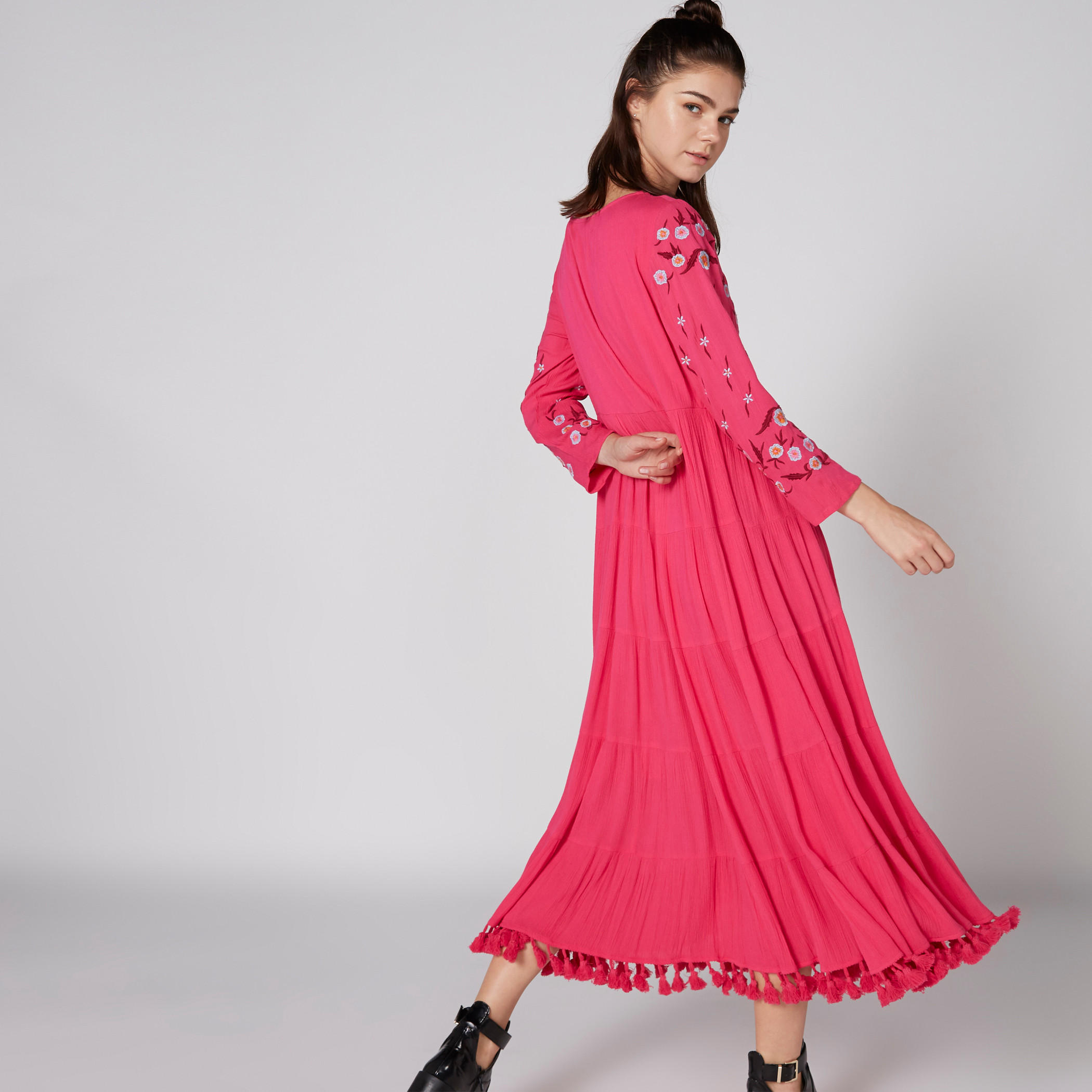 فستان طويل مطرّز بأكمام طويلة وشرّابات-women-clothing-dresses-image-2