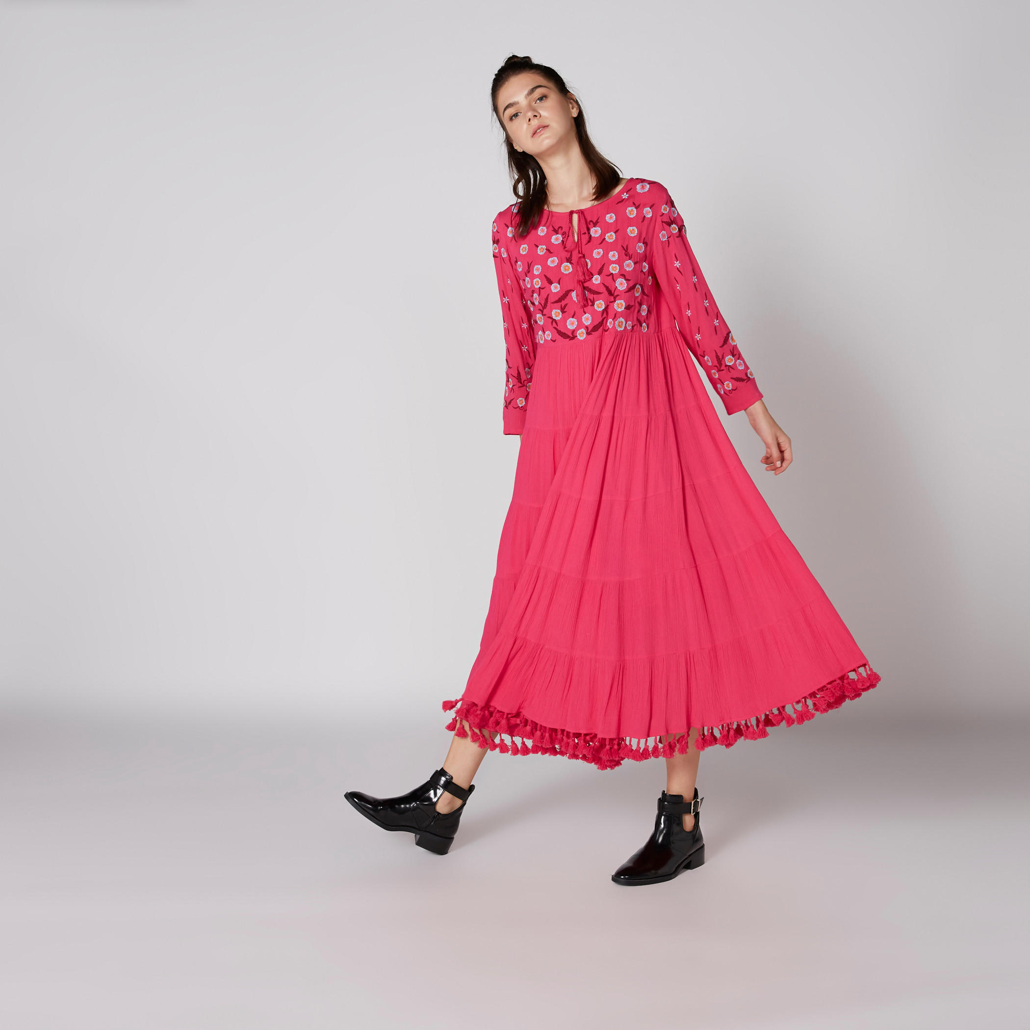 فستان طويل مطرّز بأكمام طويلة وشرّابات-women-clothing-dresses-image-3