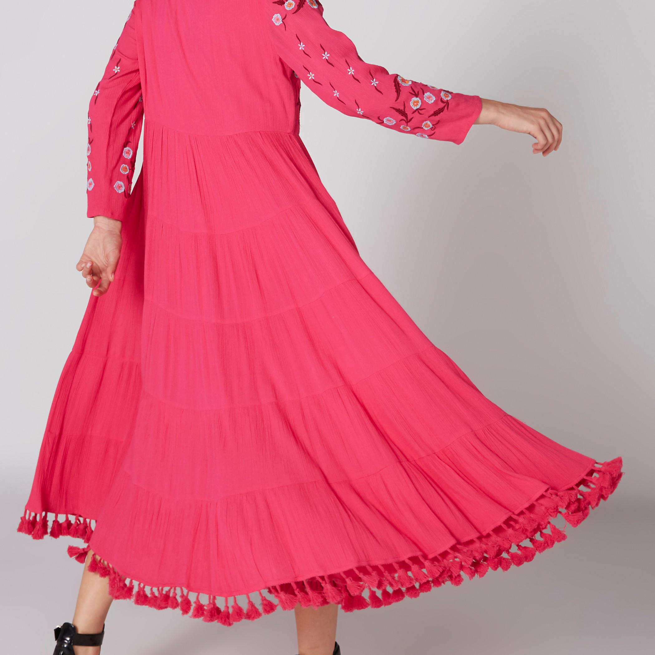فستان طويل مطرّز بأكمام طويلة وشرّابات-women-clothing-dresses-image-4