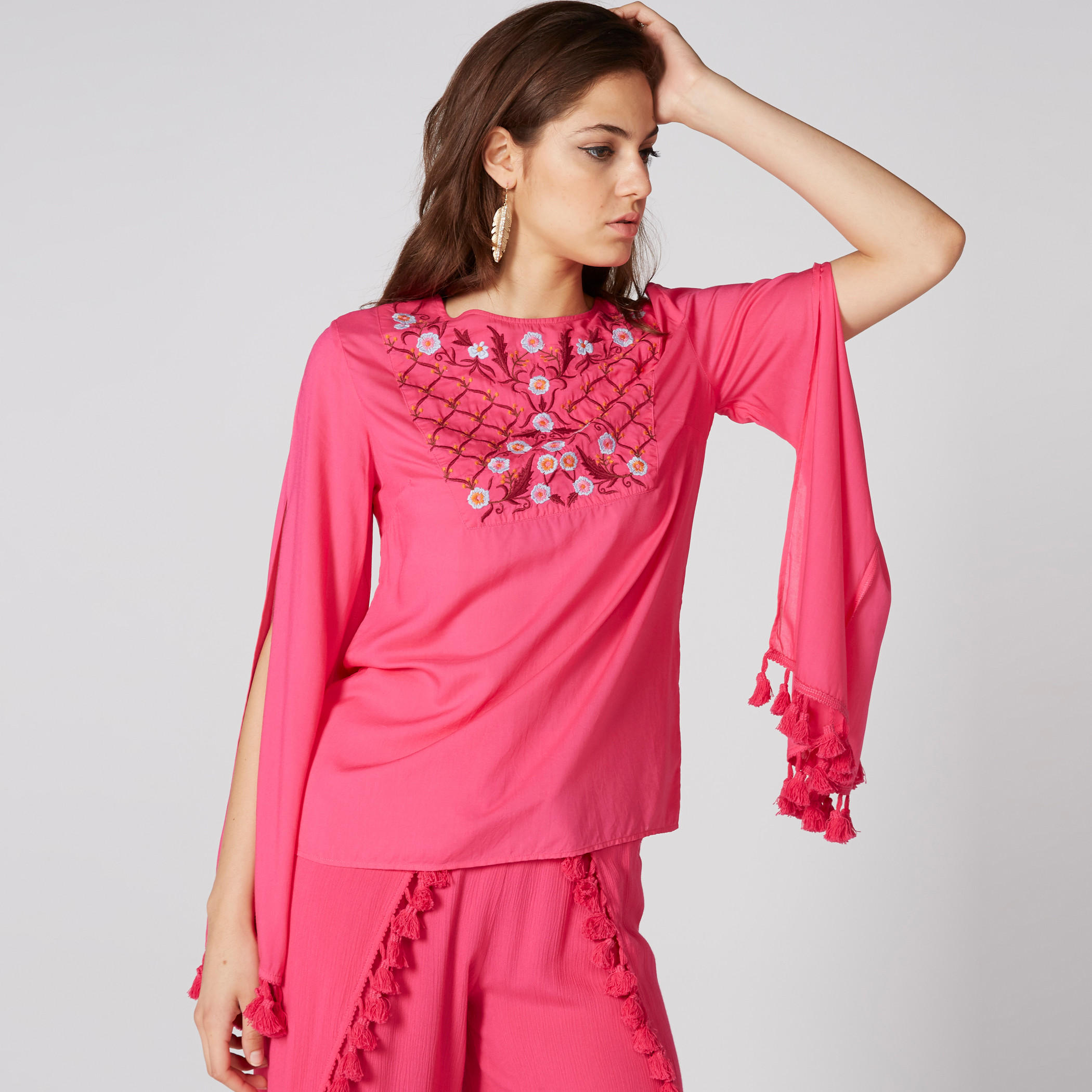 بلوزة مطرزة بياقة مستديرة وشرّابات-women-clothing-shirtsandblouses-blouses-image-1