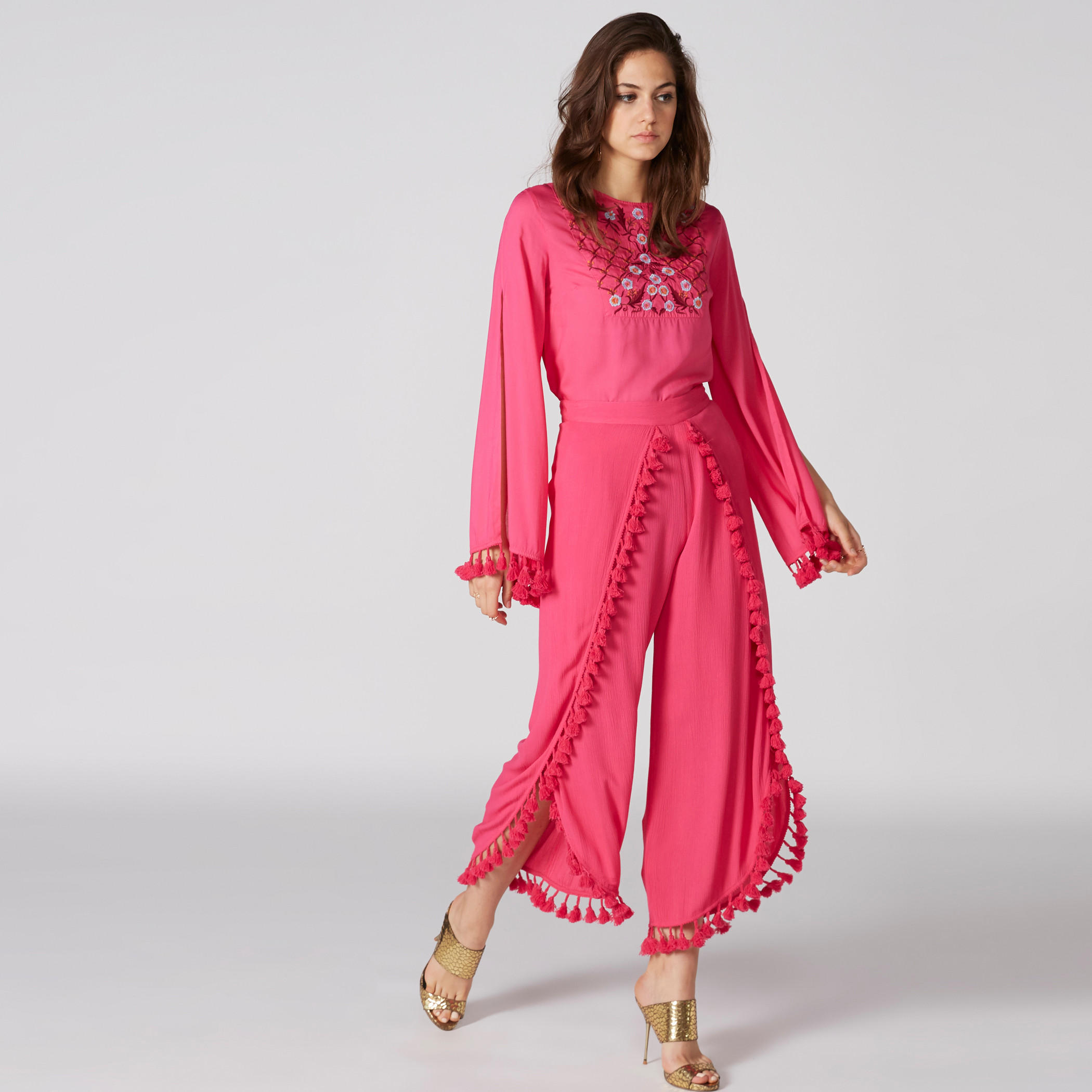 بلوزة مطرزة بياقة مستديرة وشرّابات-women-clothing-shirtsandblouses-blouses-image-3