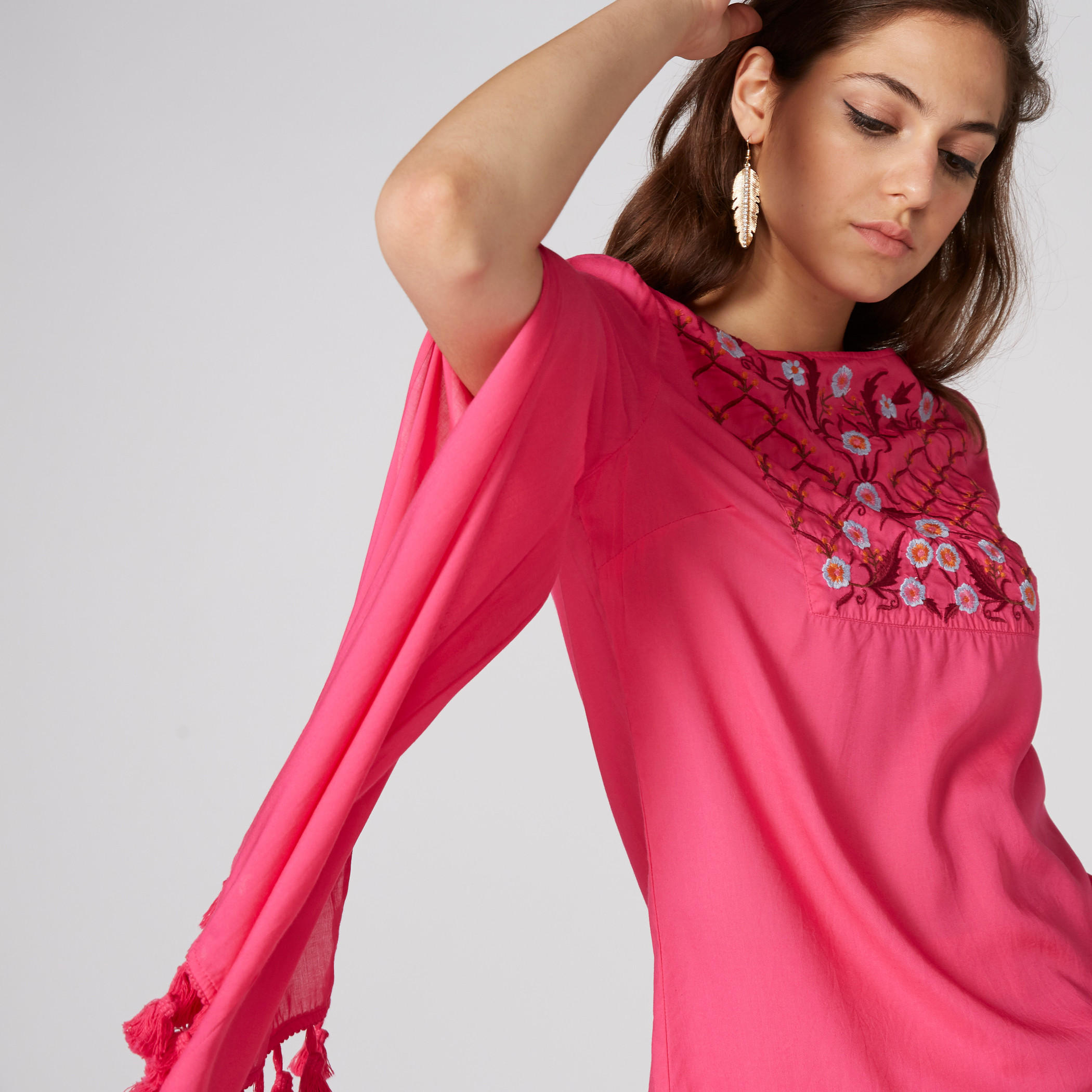 بلوزة مطرزة بياقة مستديرة وشرّابات-women-clothing-shirtsandblouses-blouses-image-4