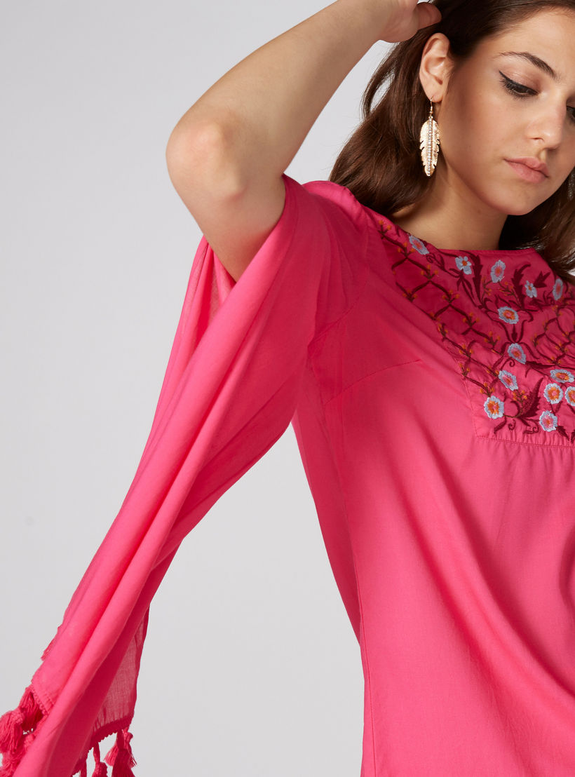 بلوزة مطرزة بياقة مستديرة وشرّابات-women-clothing-shirtsandblouses-blouses-image-4