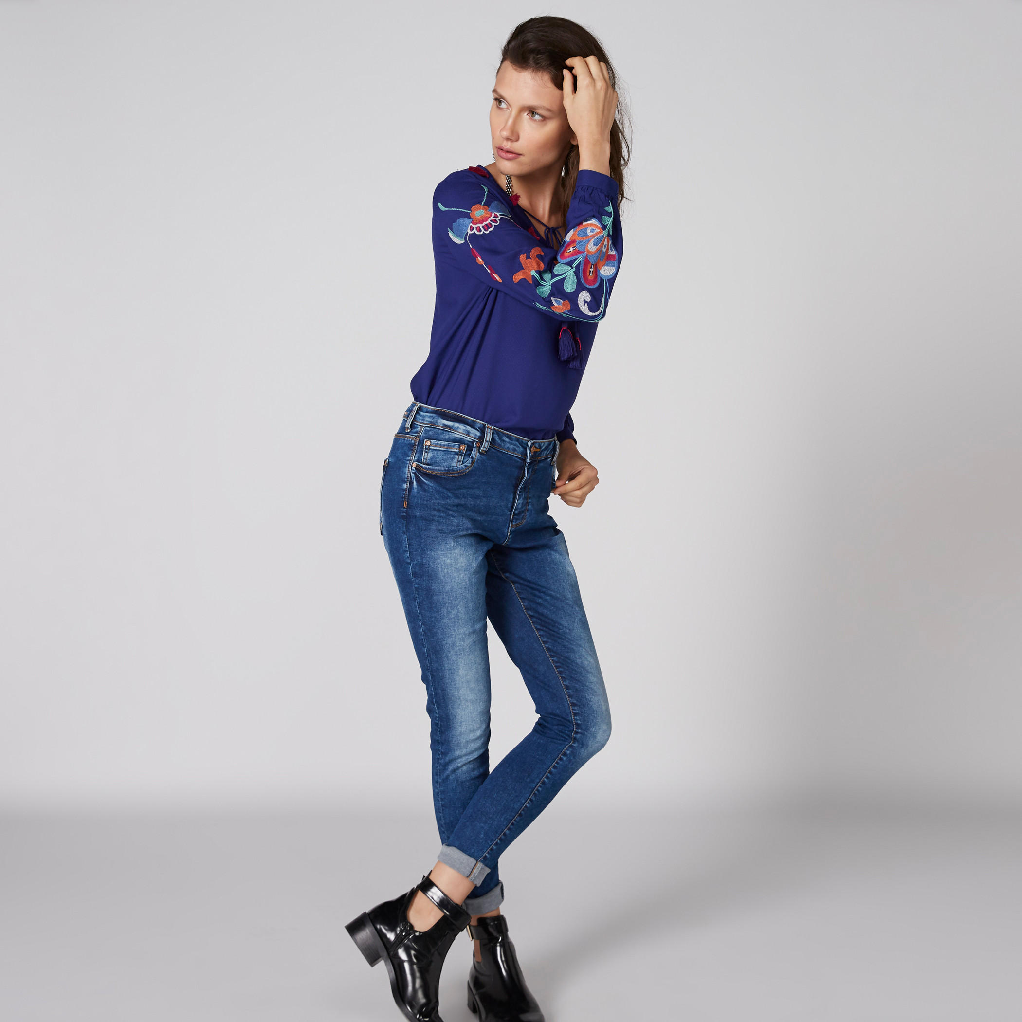 بلوزة مطرزة بياقة V وأكمام طويلة-women-clothing-shirtsandblouses-blouses-image-4