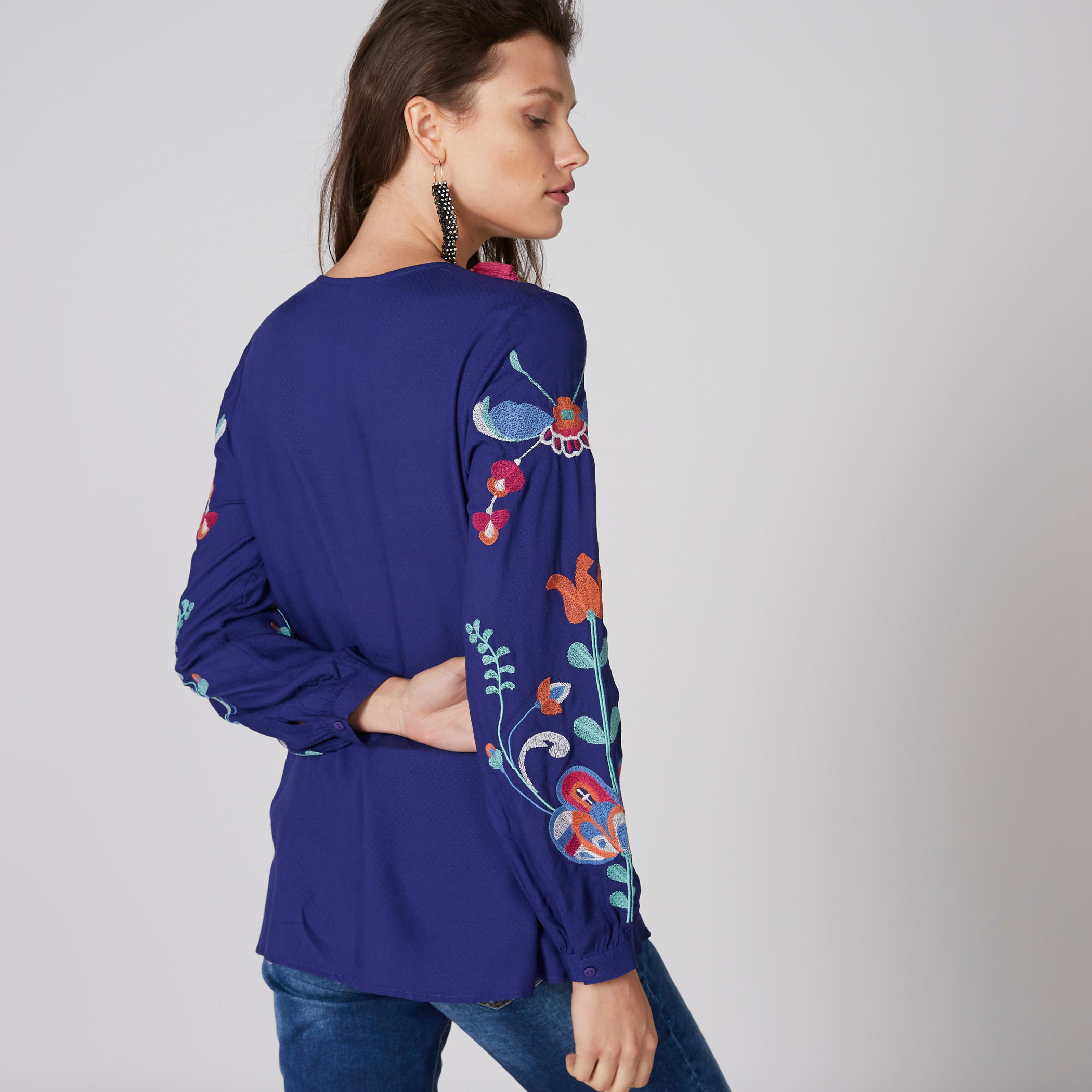 بلوزة مطرزة بياقة V وأكمام طويلة-women-clothing-shirtsandblouses-blouses-image-3