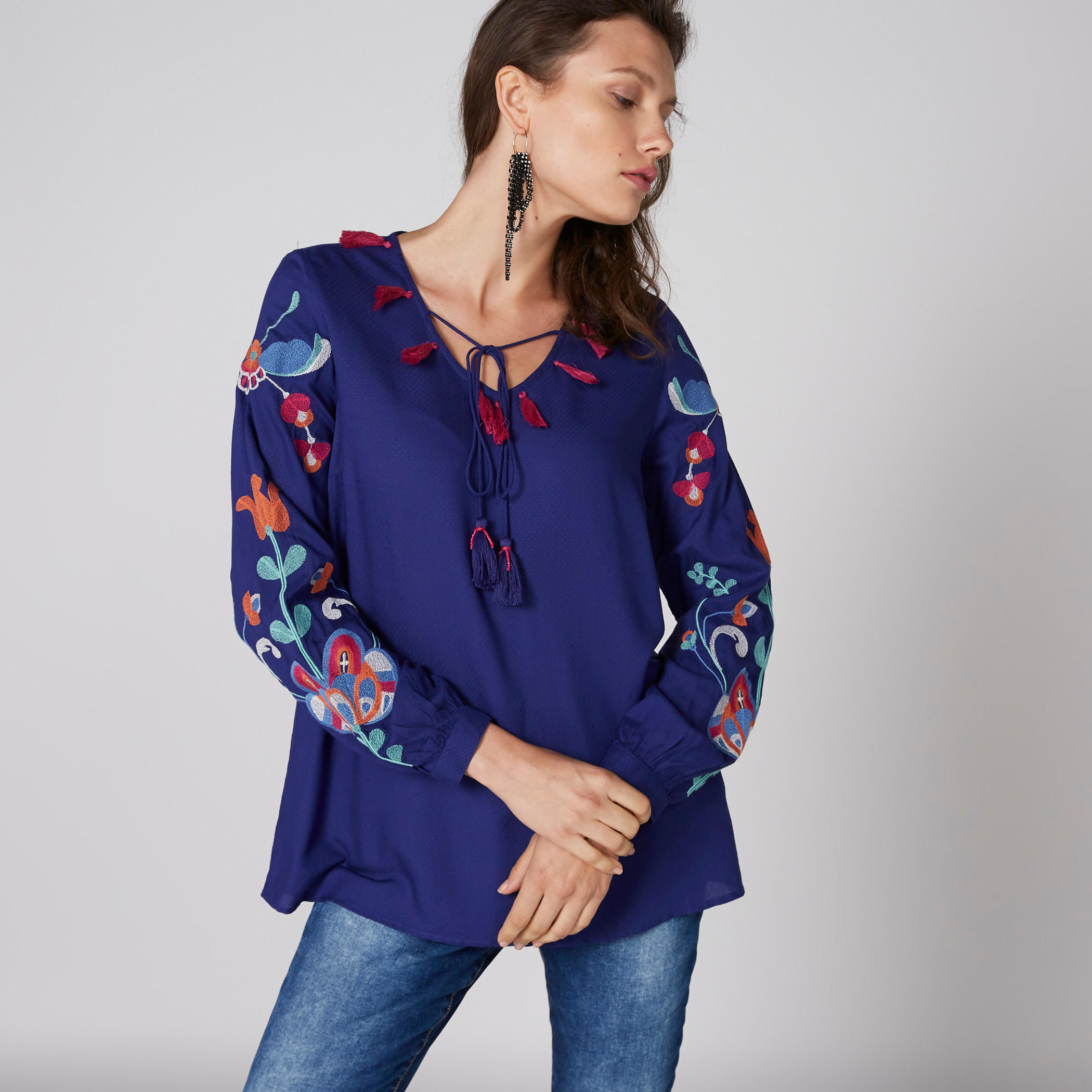 بلوزة مطرزة بياقة V وأكمام طويلة-women-clothing-shirtsandblouses-blouses-image-2