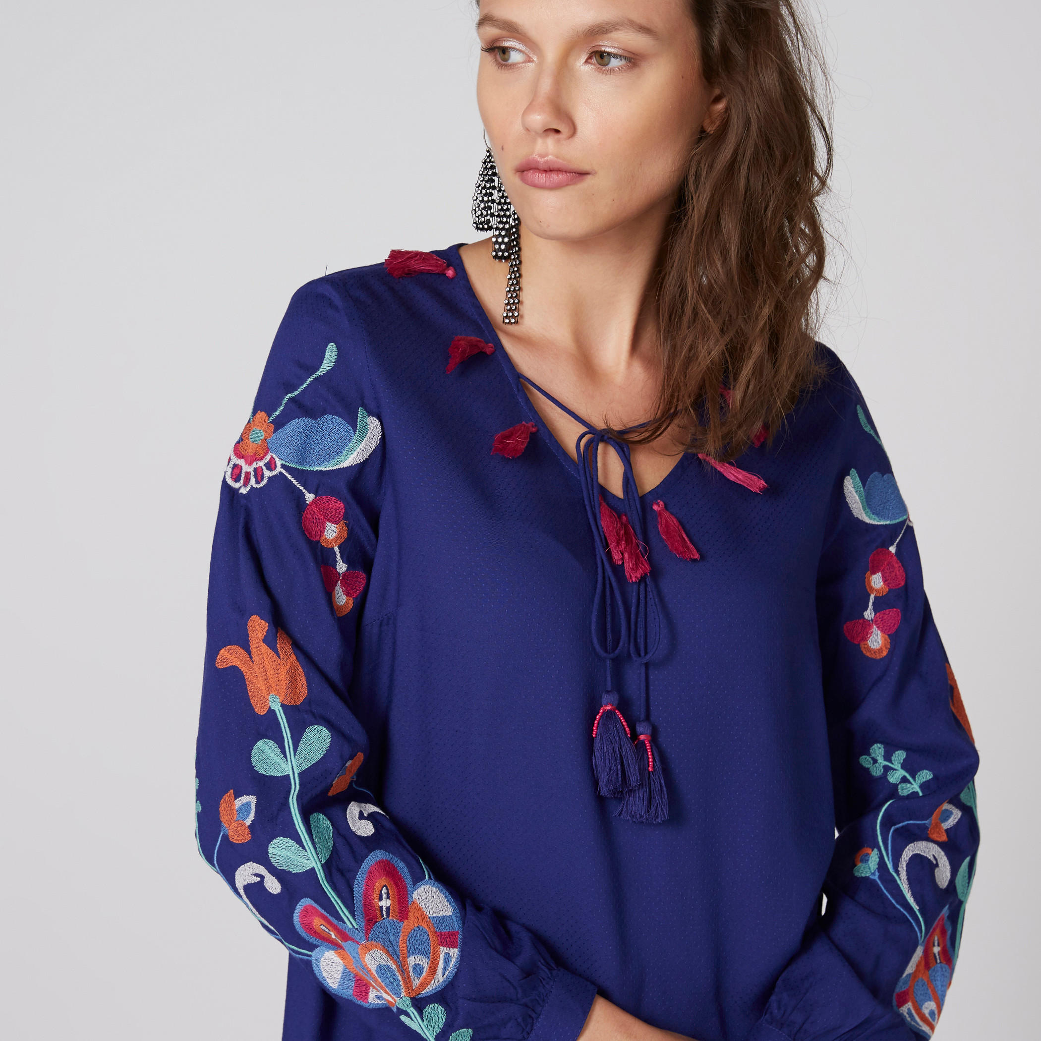 بلوزة مطرزة بياقة V وأكمام طويلة-women-clothing-shirtsandblouses-blouses-image-1