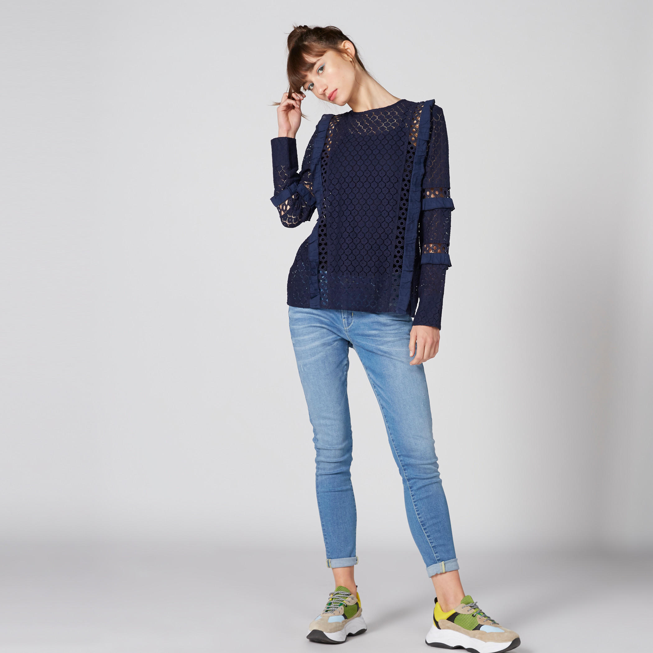 بلوزة دانتيل بأكمام طويلة-women-clothing-shirtsandblouses-blouses-image-3
