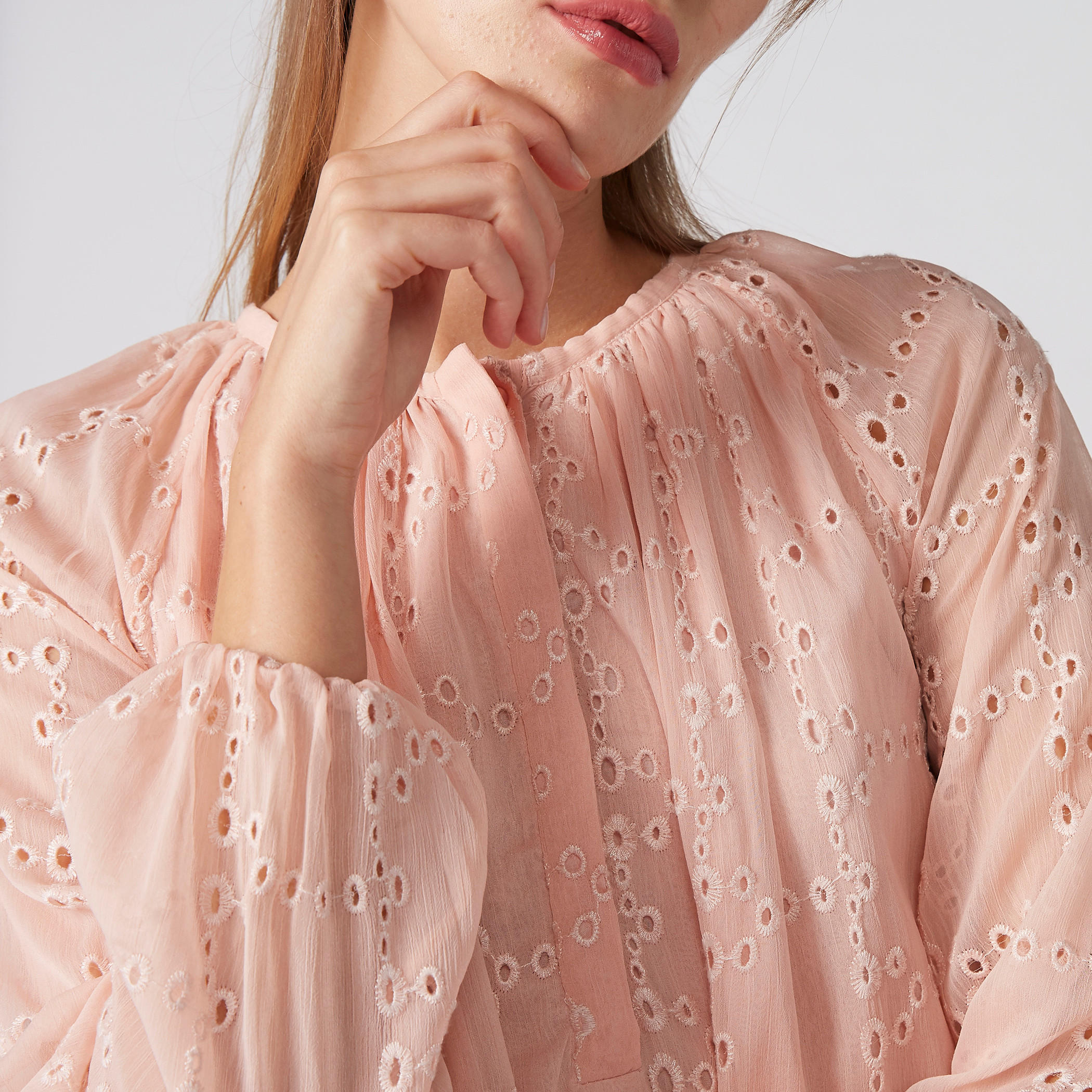 بلوزة شيفلي بياقة مستديرة وأكمام طويلة-women-clothing-shirtsandblouses-blouses-image-1