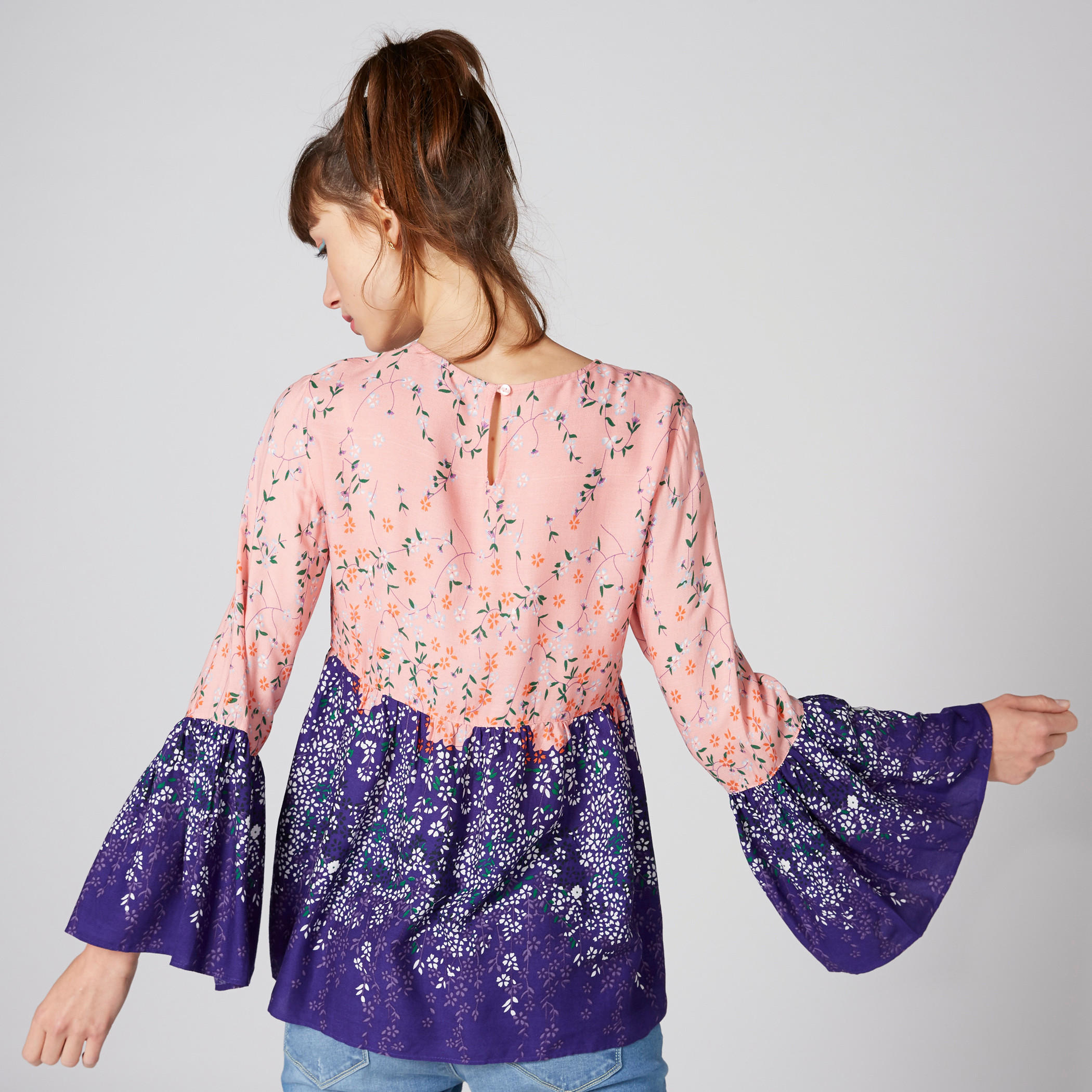 بلوزة بطبعات زهرية وياقة مستديرة وأكمام طويلة واسعة-women-clothing-shirtsandblouses-blouses-image-1
