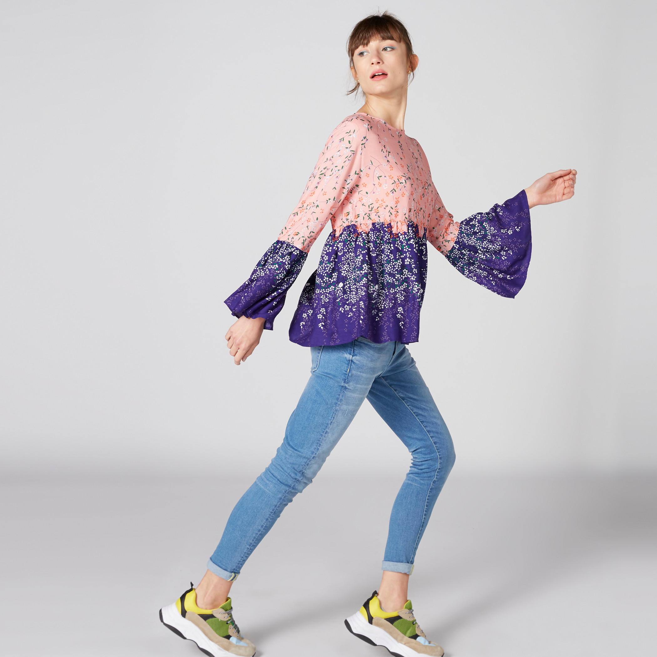 بلوزة بطبعات زهرية وياقة مستديرة وأكمام طويلة واسعة-women-clothing-shirtsandblouses-blouses-image-2