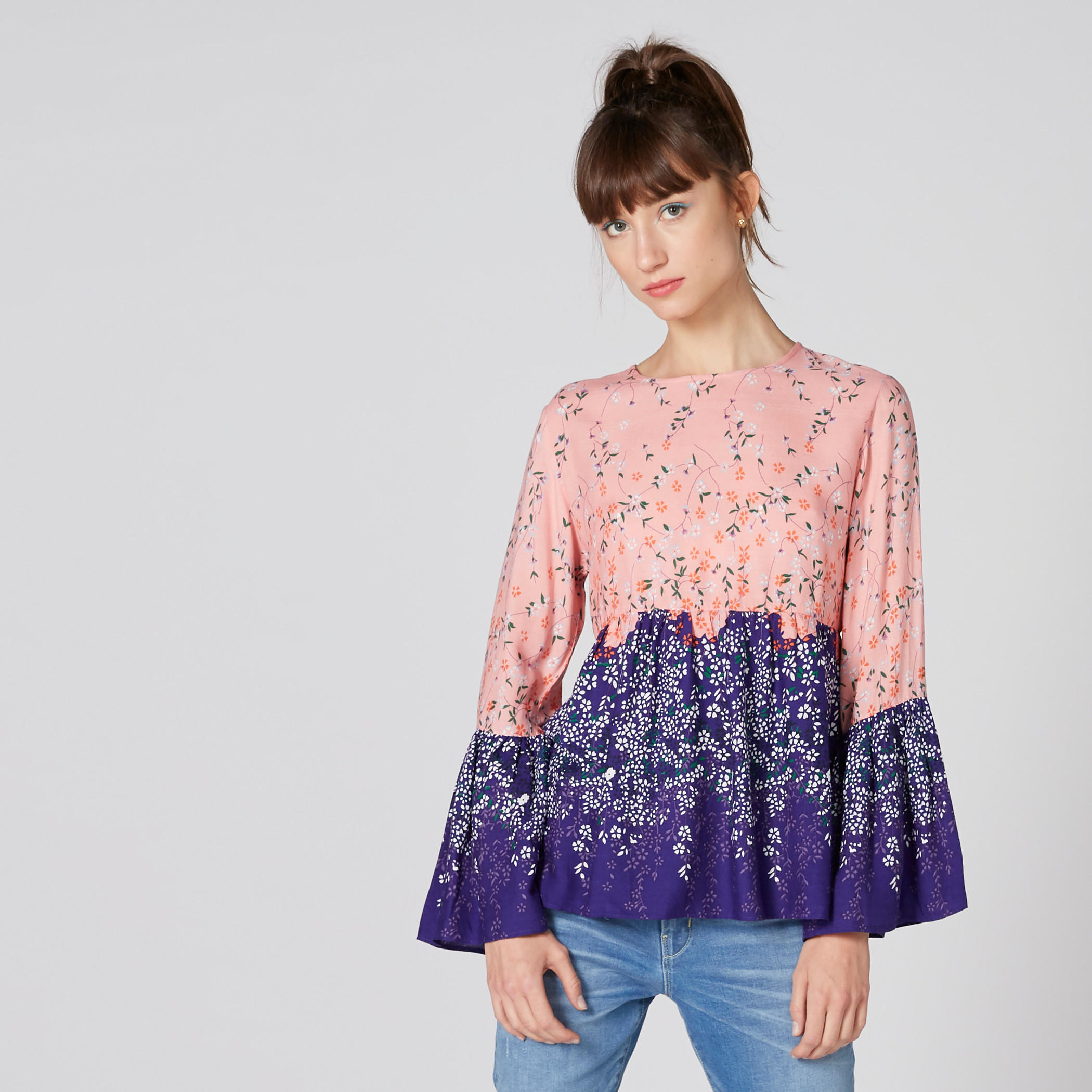 بلوزة بطبعات زهرية وياقة مستديرة وأكمام طويلة واسعة-women-clothing-shirtsandblouses-blouses-image-4