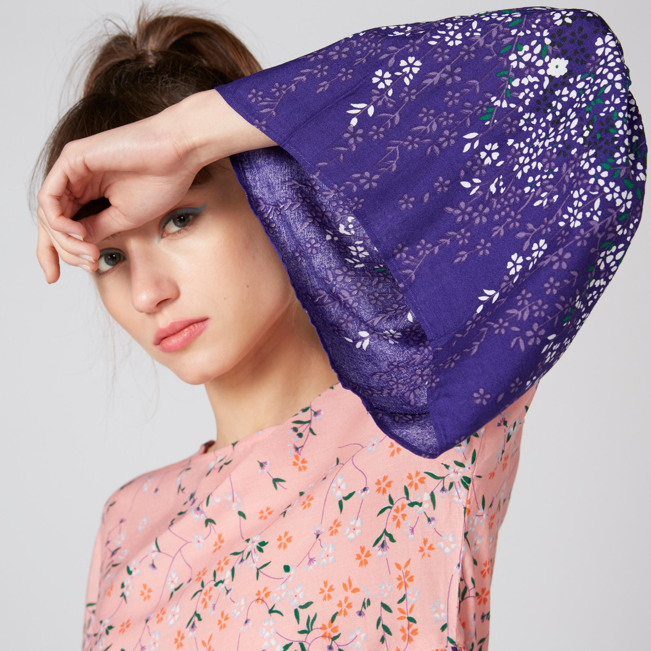 بلوزة بطبعات زهرية وياقة مستديرة وأكمام طويلة واسعة-women-clothing-shirtsandblouses-blouses-image-5