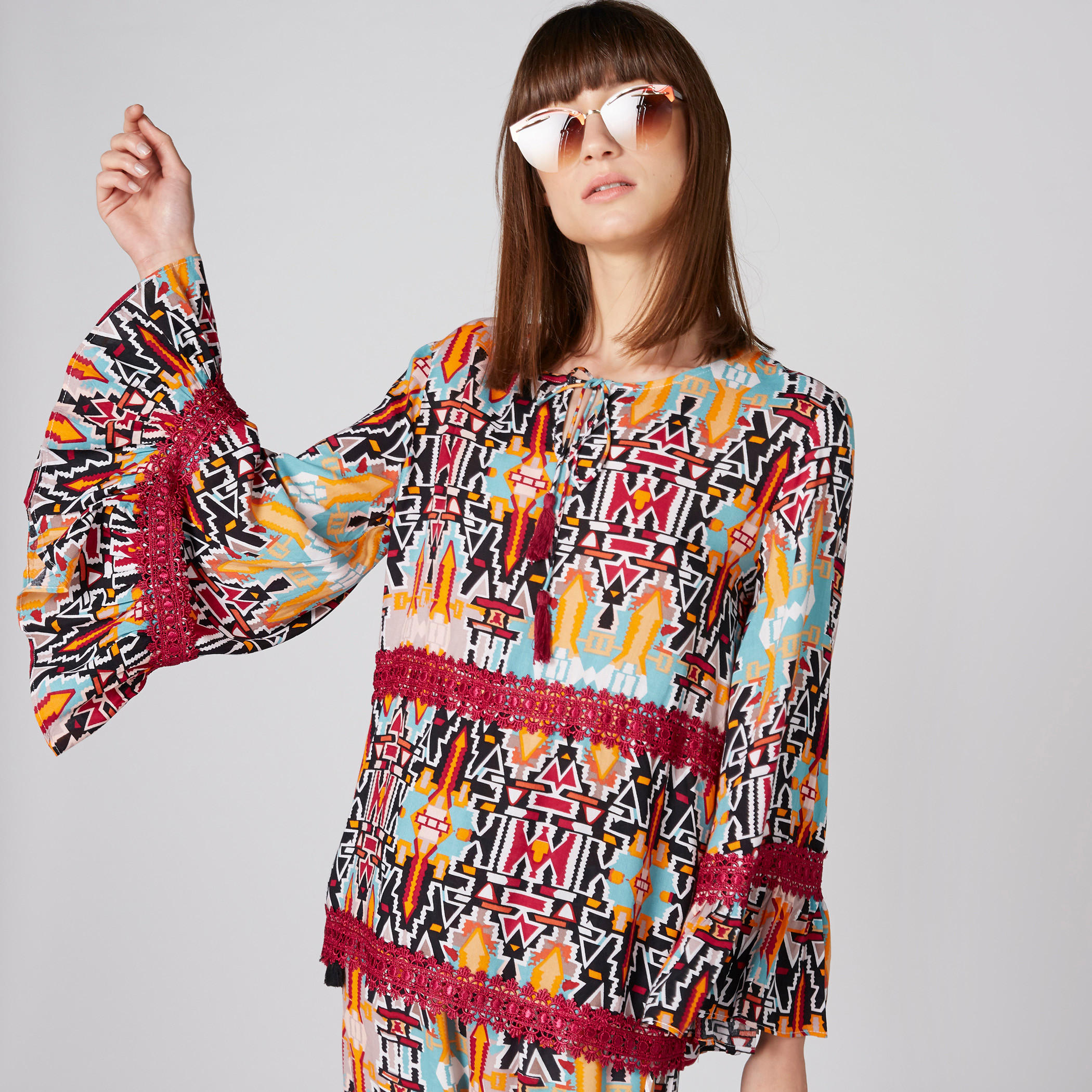 بلوزة بياقة مستديرة وأكمام واسعة وتفاصيل دانتيل وطبعات-women-clothing-shirtsandblouses-blouses-image-1