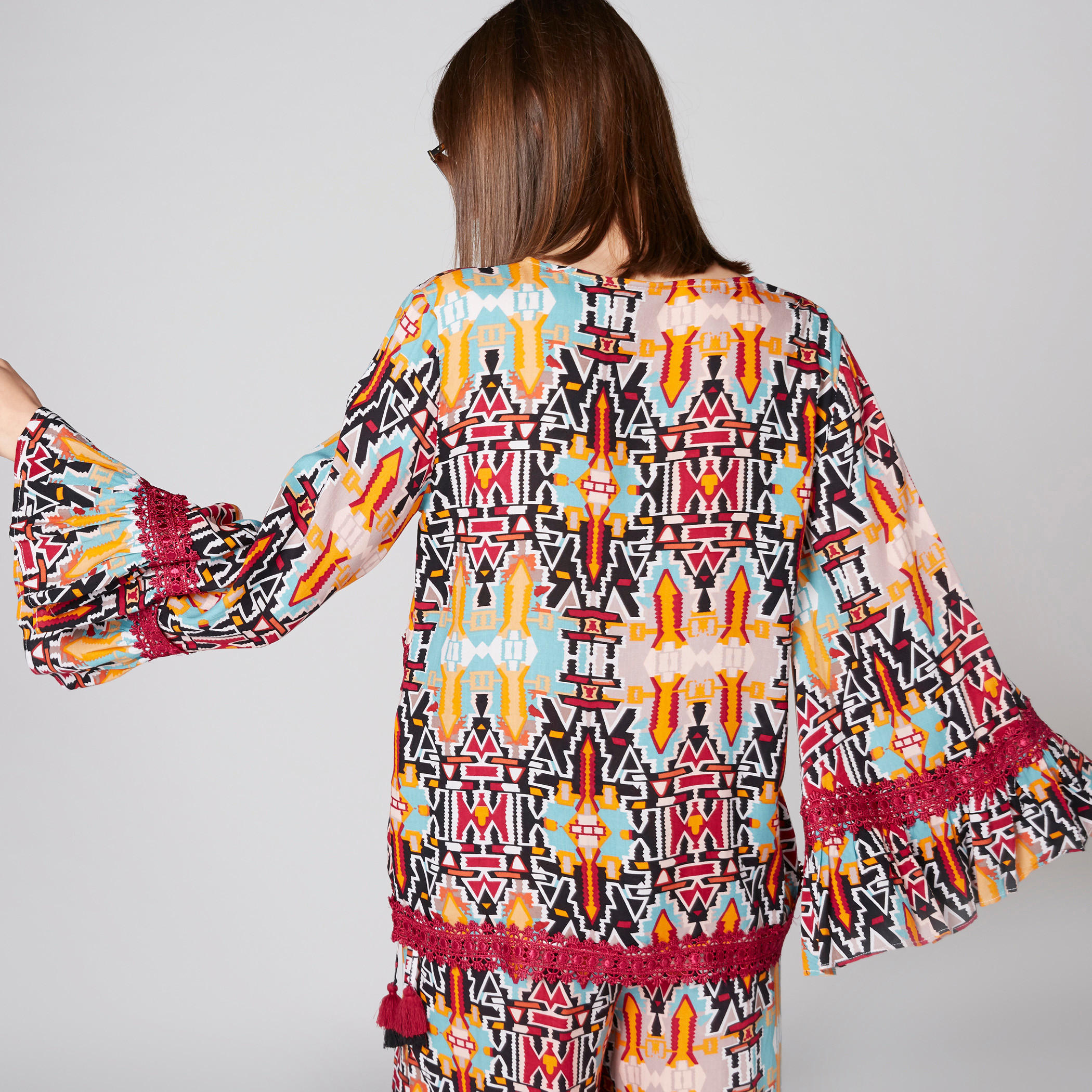 بلوزة بياقة مستديرة وأكمام واسعة وتفاصيل دانتيل وطبعات-women-clothing-shirtsandblouses-blouses-image-2