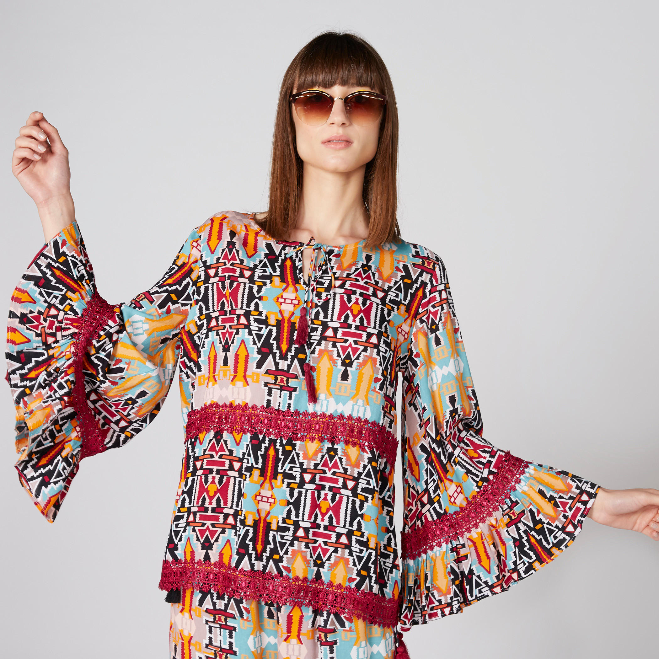 بلوزة بياقة مستديرة وأكمام واسعة وتفاصيل دانتيل وطبعات-women-clothing-shirtsandblouses-blouses-image-3