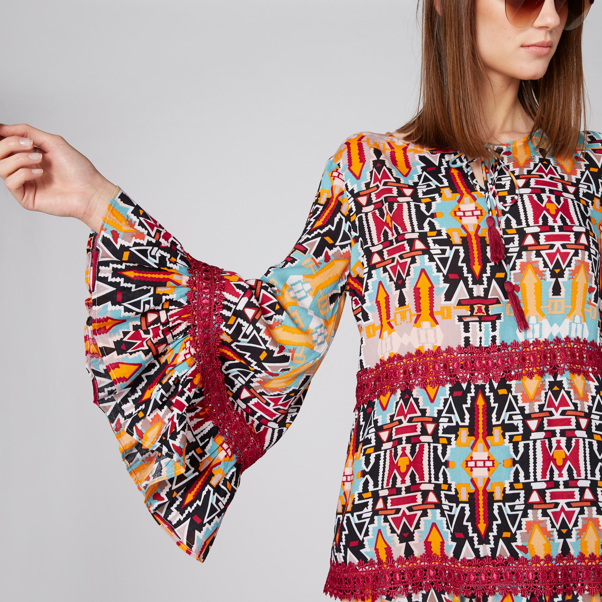 بلوزة بياقة مستديرة وأكمام واسعة وتفاصيل دانتيل وطبعات-women-clothing-shirtsandblouses-blouses-image-4