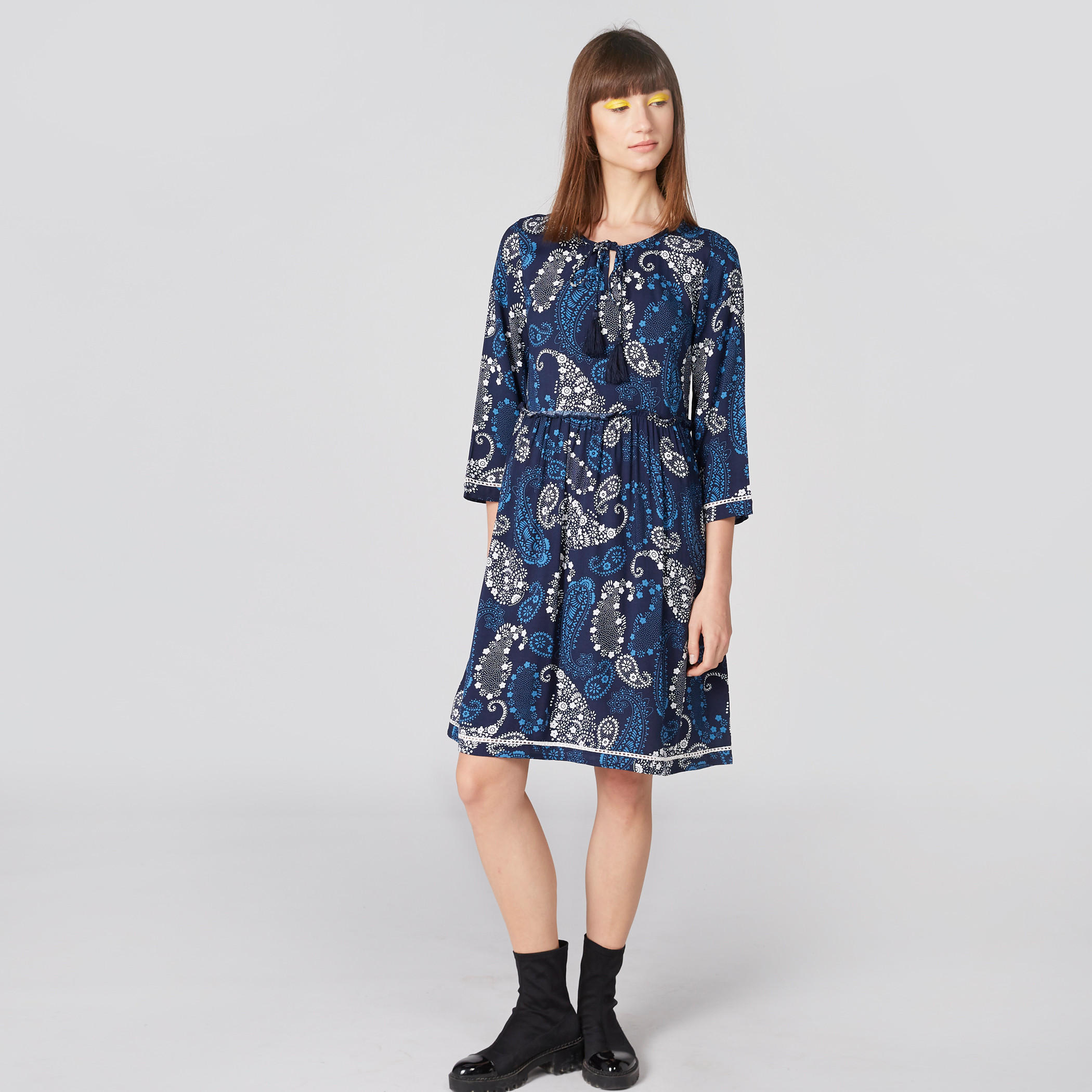 فستان إيه لاين بأكمام 3/4 وشرّابات وطبعات-women-clothing-dresses-image-3