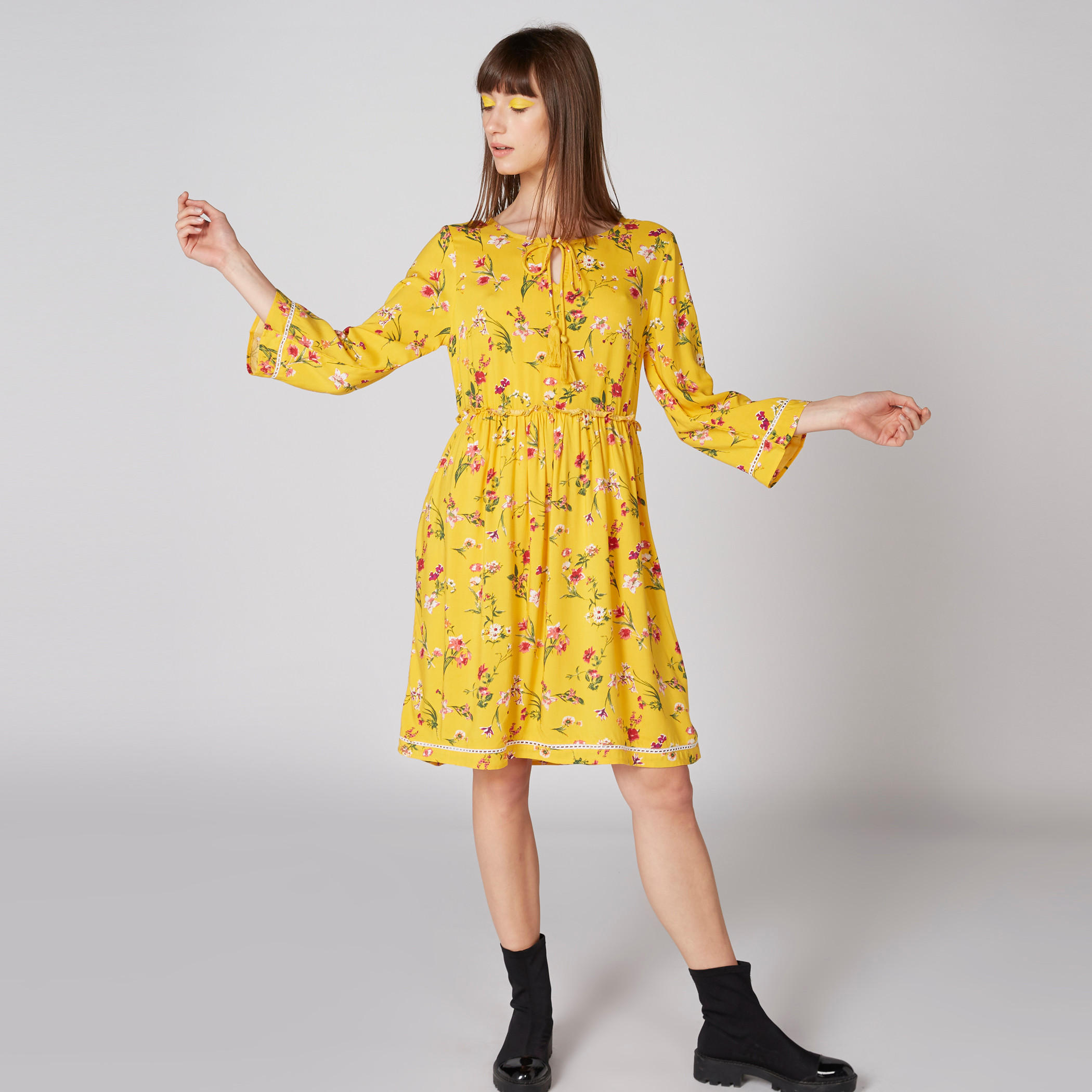 فستان بأكمام 3/4 وشرّابات وطبعات أزهار-women-clothing-dresses-image-1
