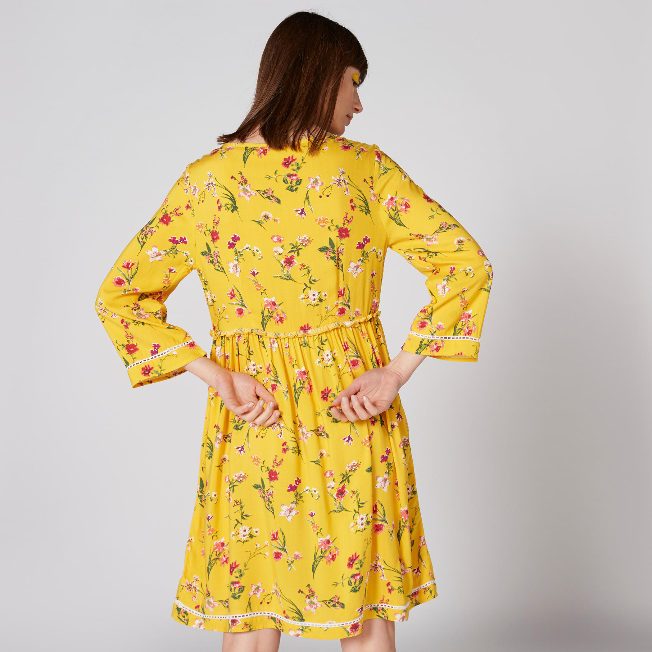 فستان بأكمام 3/4 وشرّابات وطبعات أزهار-women-clothing-dresses-image-2